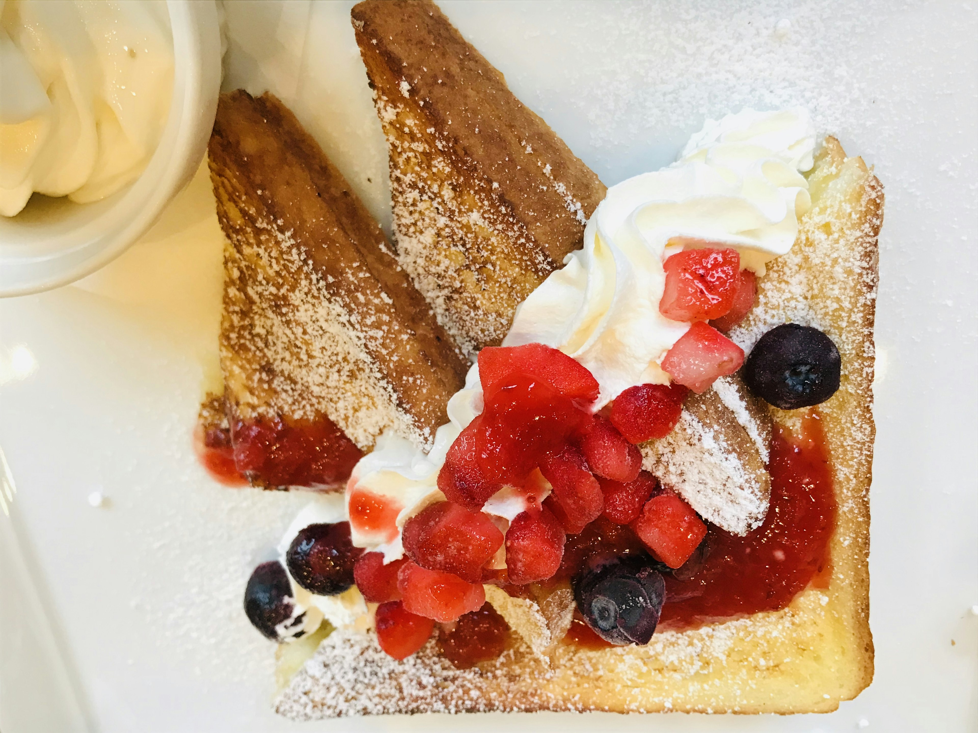 Piatto di toast guarnito con frutta e crema