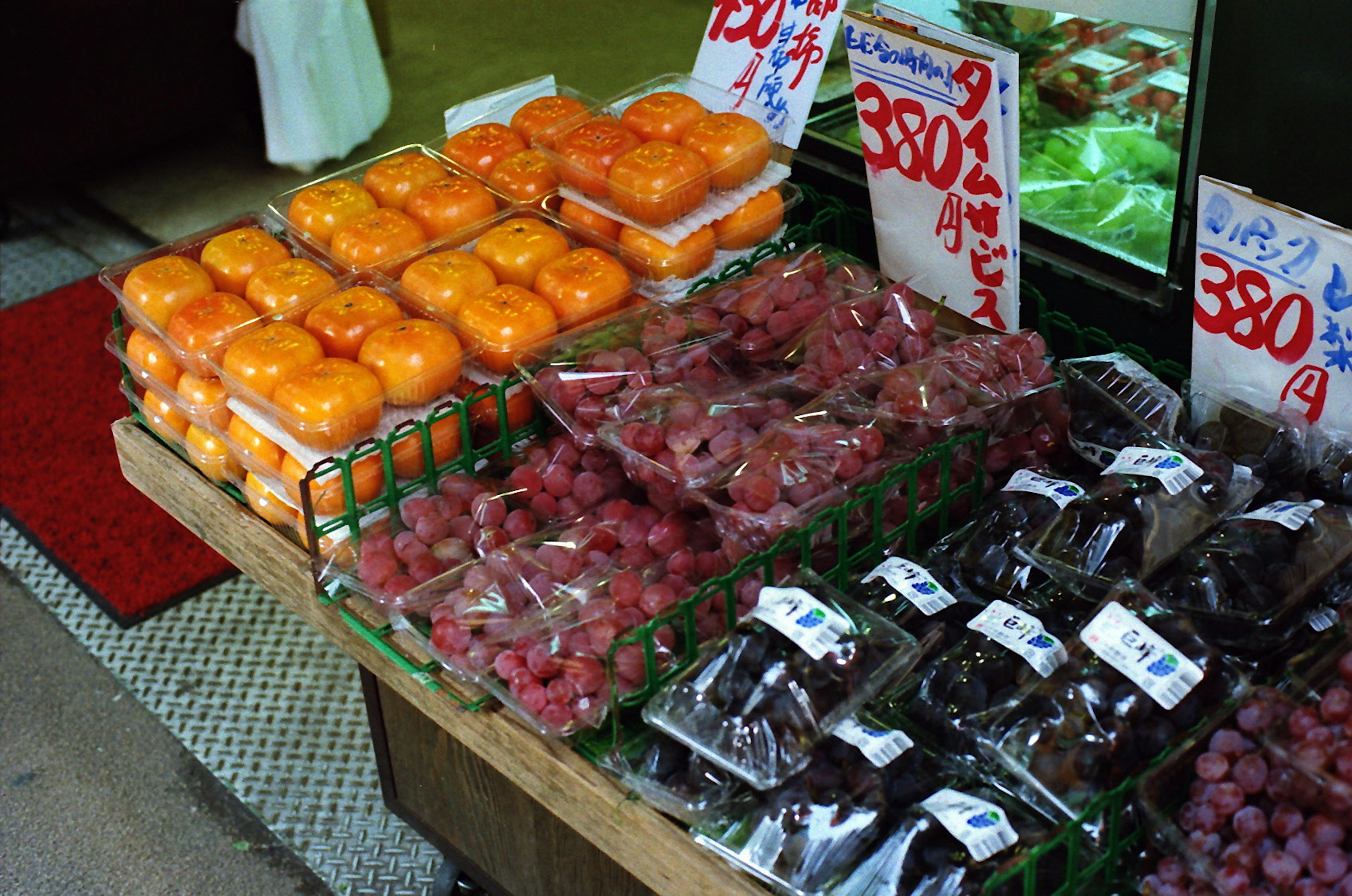 Tampilan buah di pasar dengan jeruk anggur dan kismis