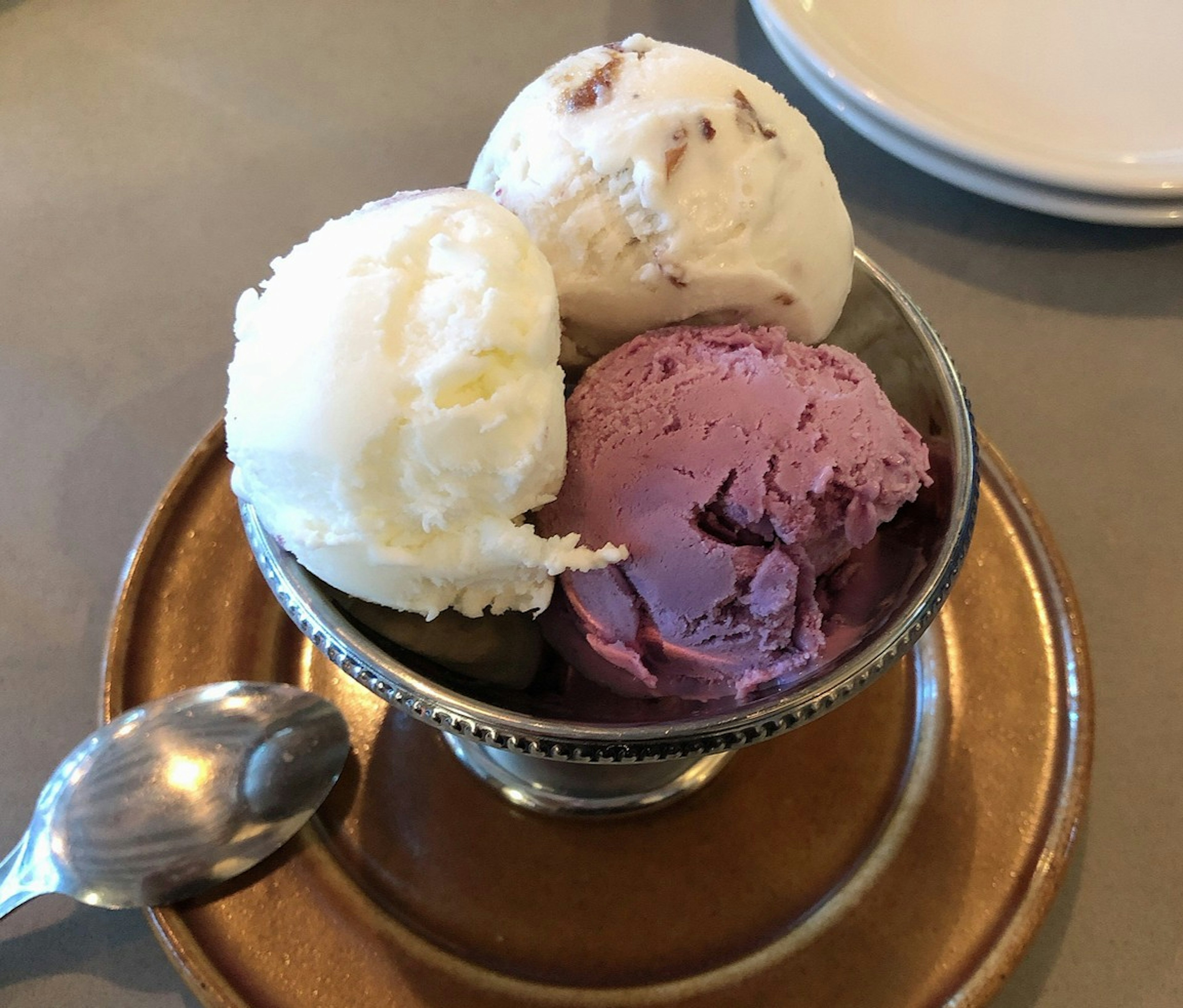 Coppa di gelato con gusti di vaniglia, lavanda e cioccolato