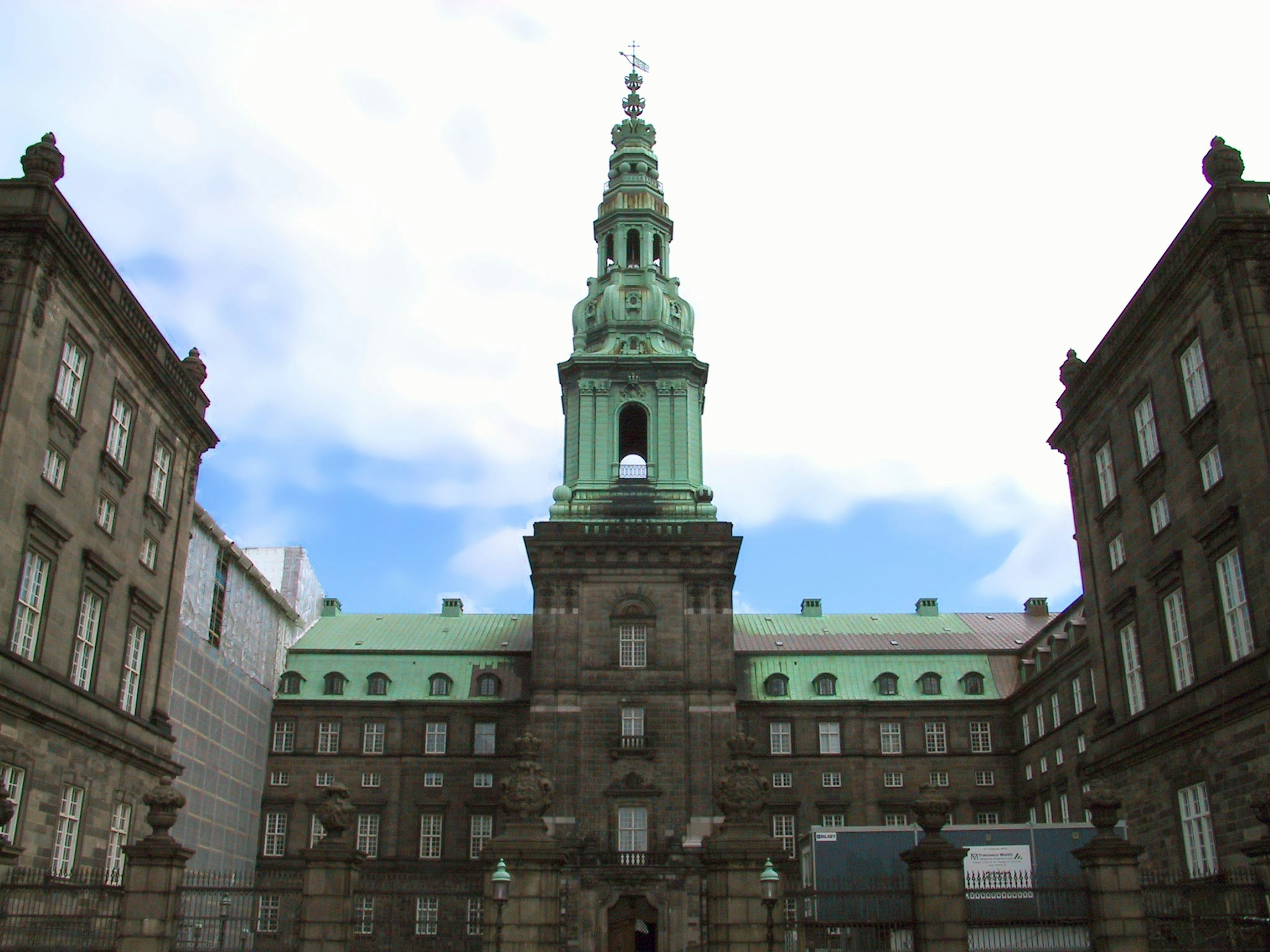 Istana Christiansborg di Kopenhagen dengan menara hijau dan arsitektur batu