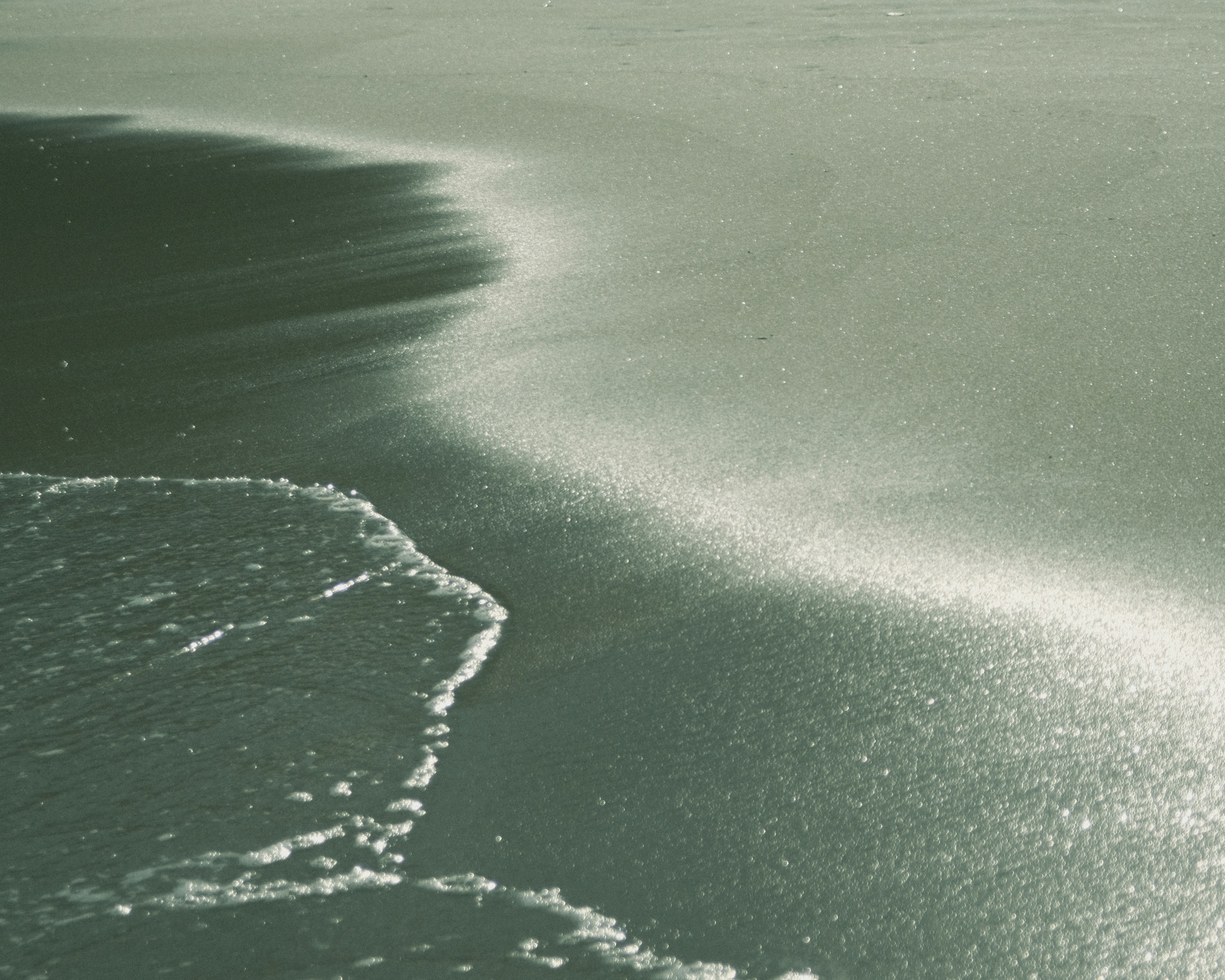 Onde delicate che riflettono la luce su un mare calmo