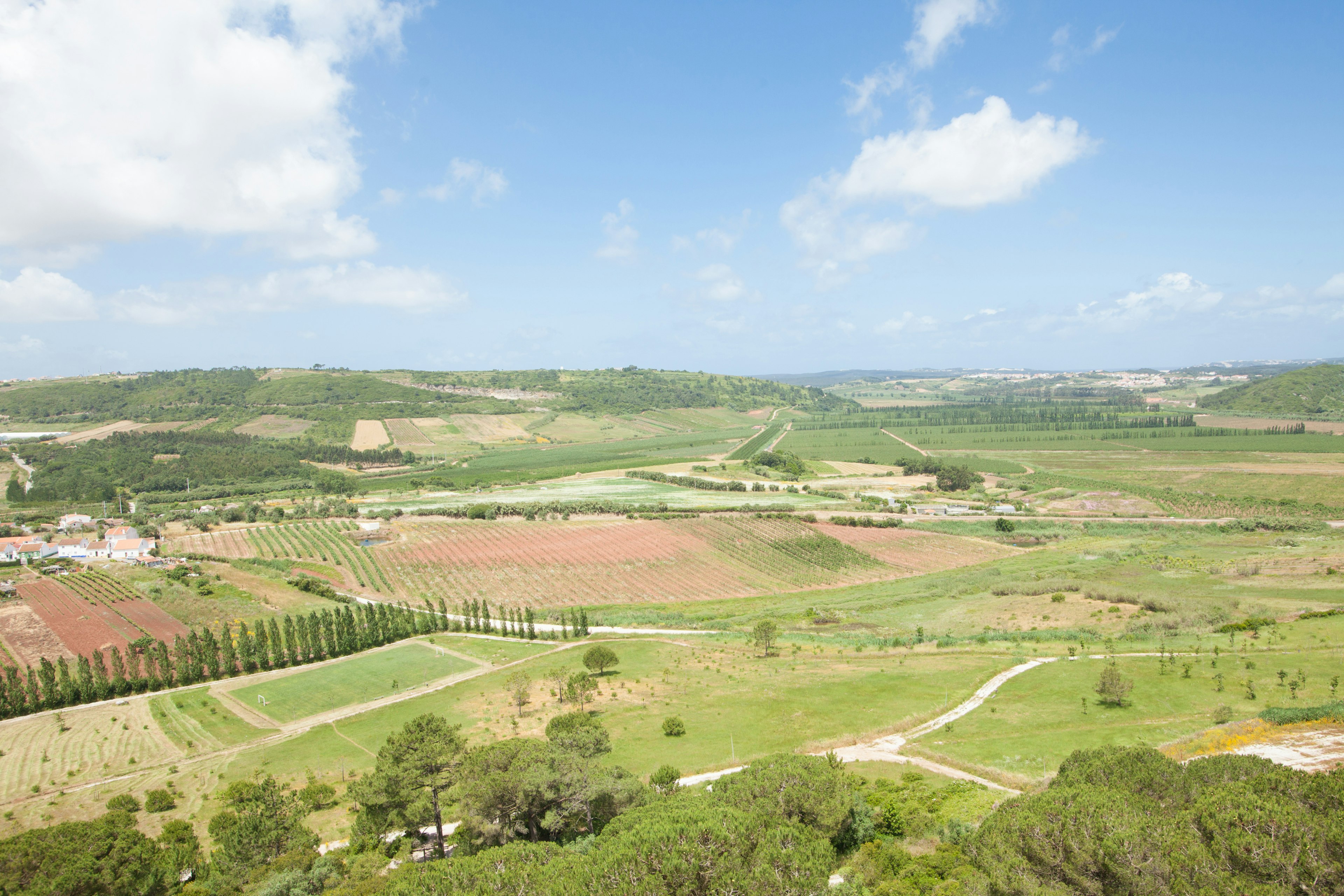 Landschaft mit grünen Hügeln und blauem Himmel