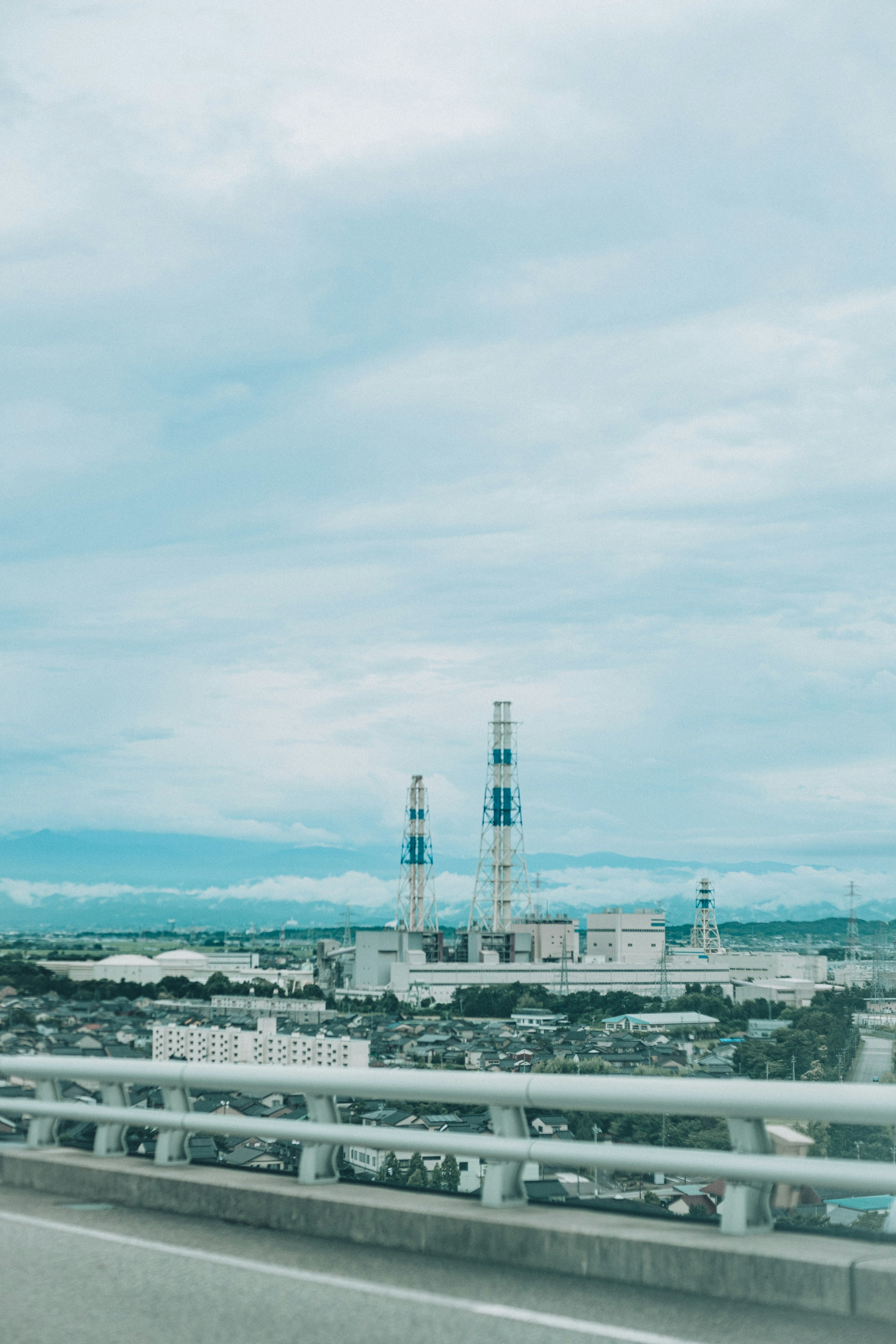 Chimeneas de fábrica y edificios bajo un cielo azul