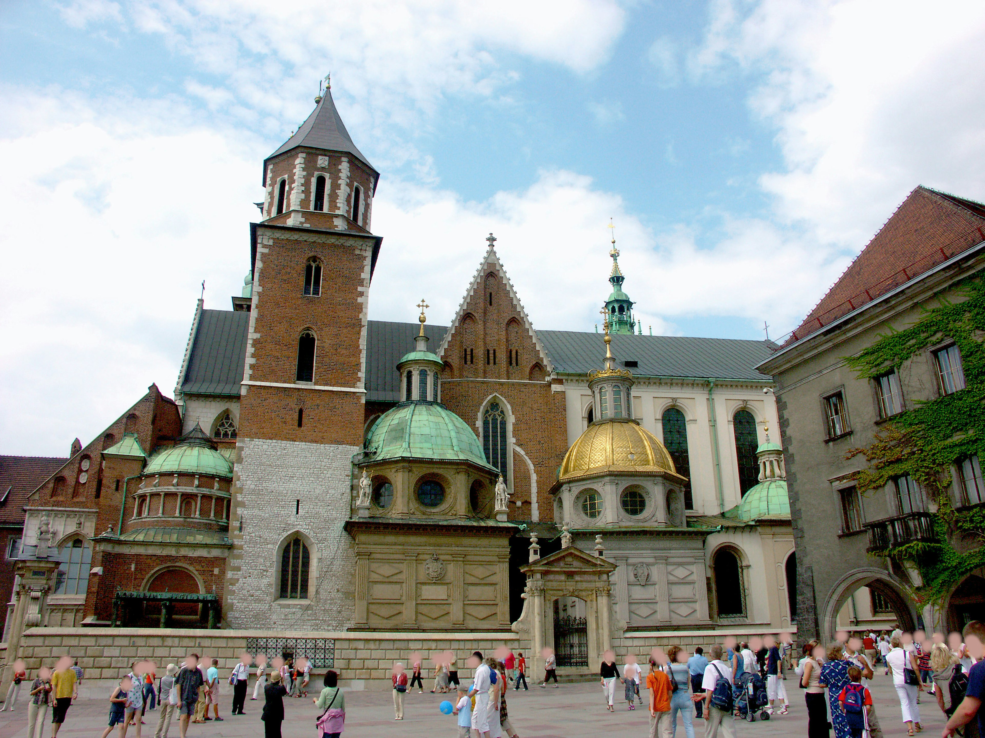 Hermosa fachada del Castillo de Wawel en Cracovia con turistas