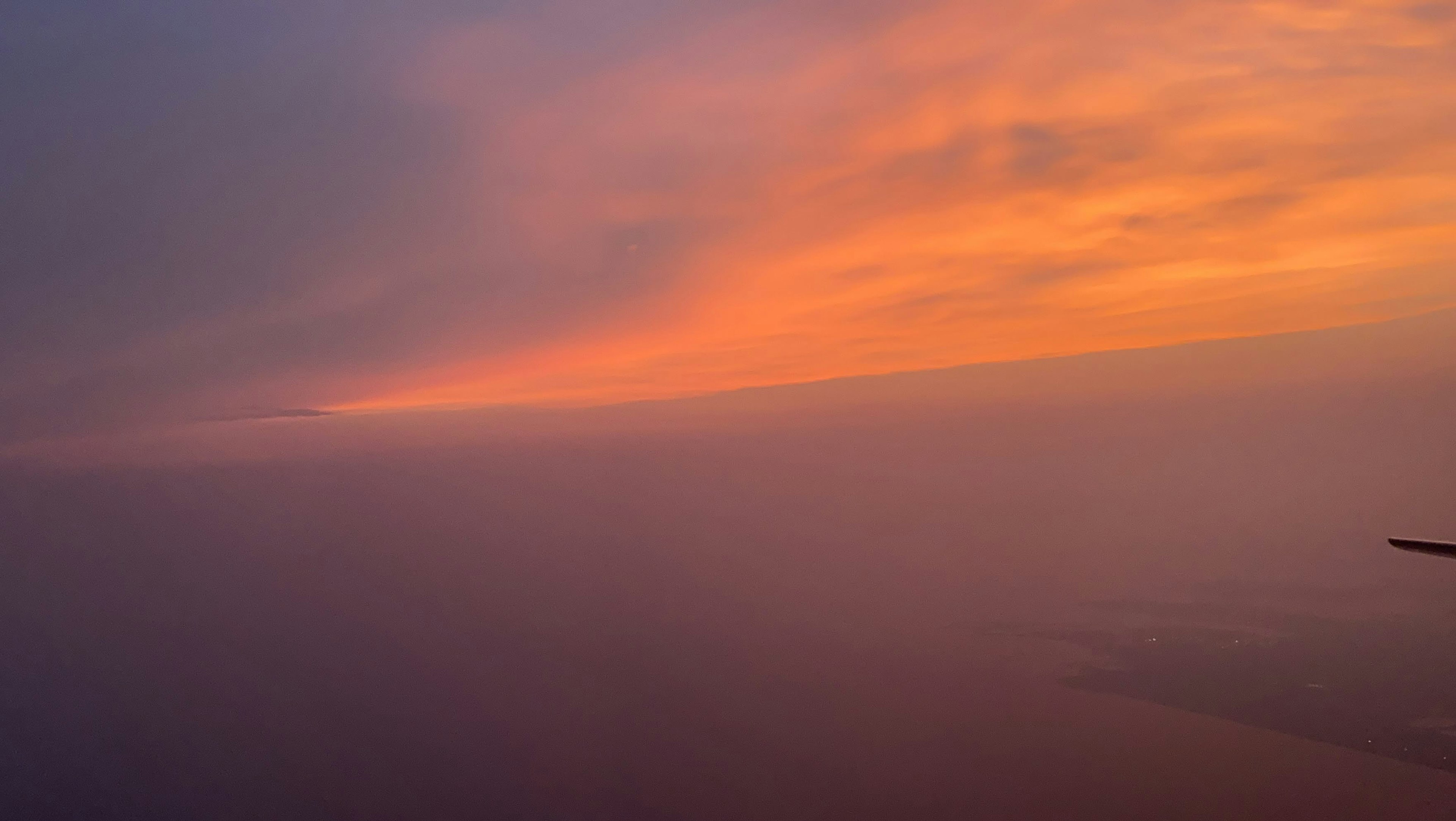 美しい夕焼けの空と海の風景