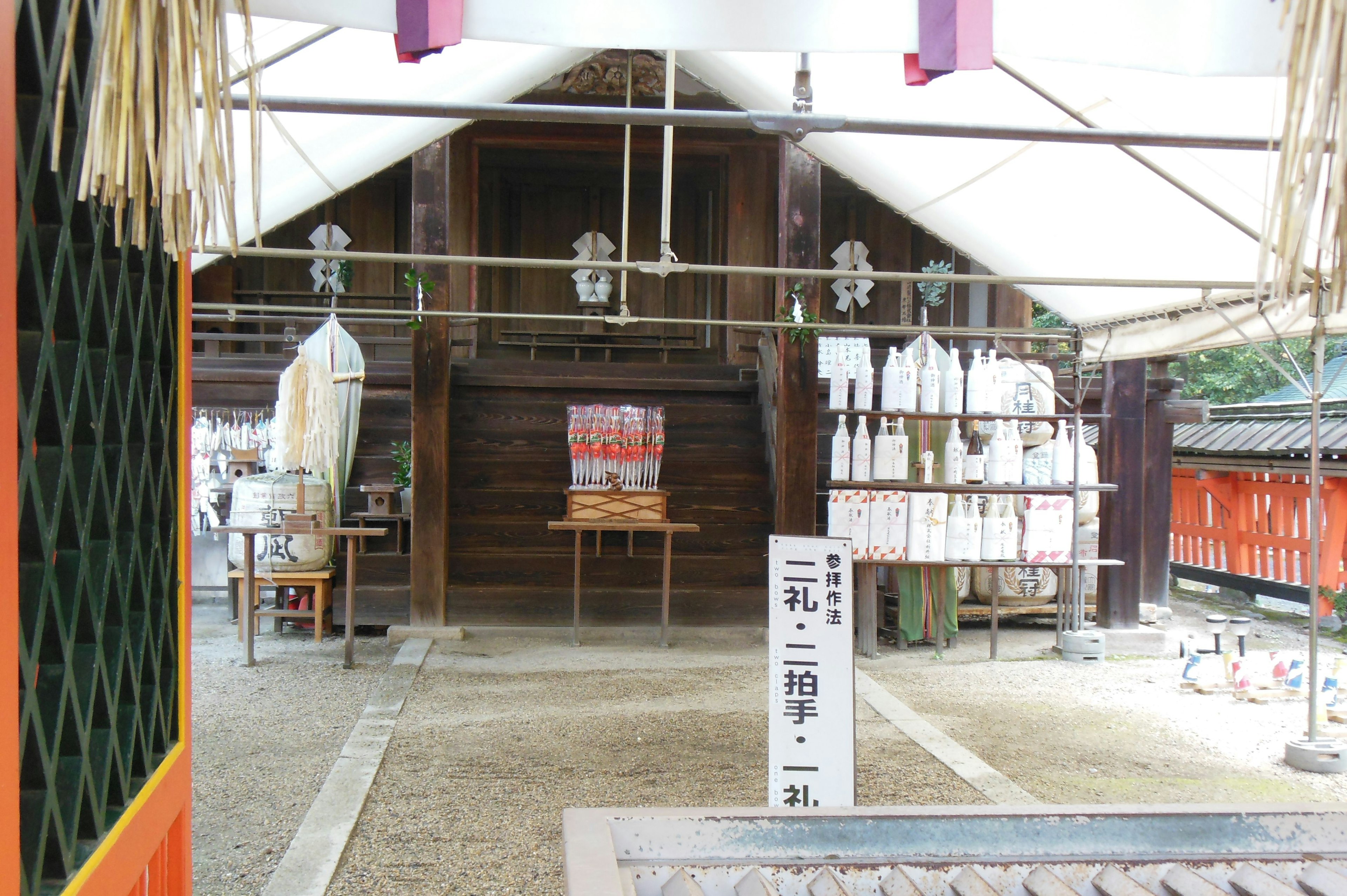 神社內部可見的祈禱空間和裝飾物品