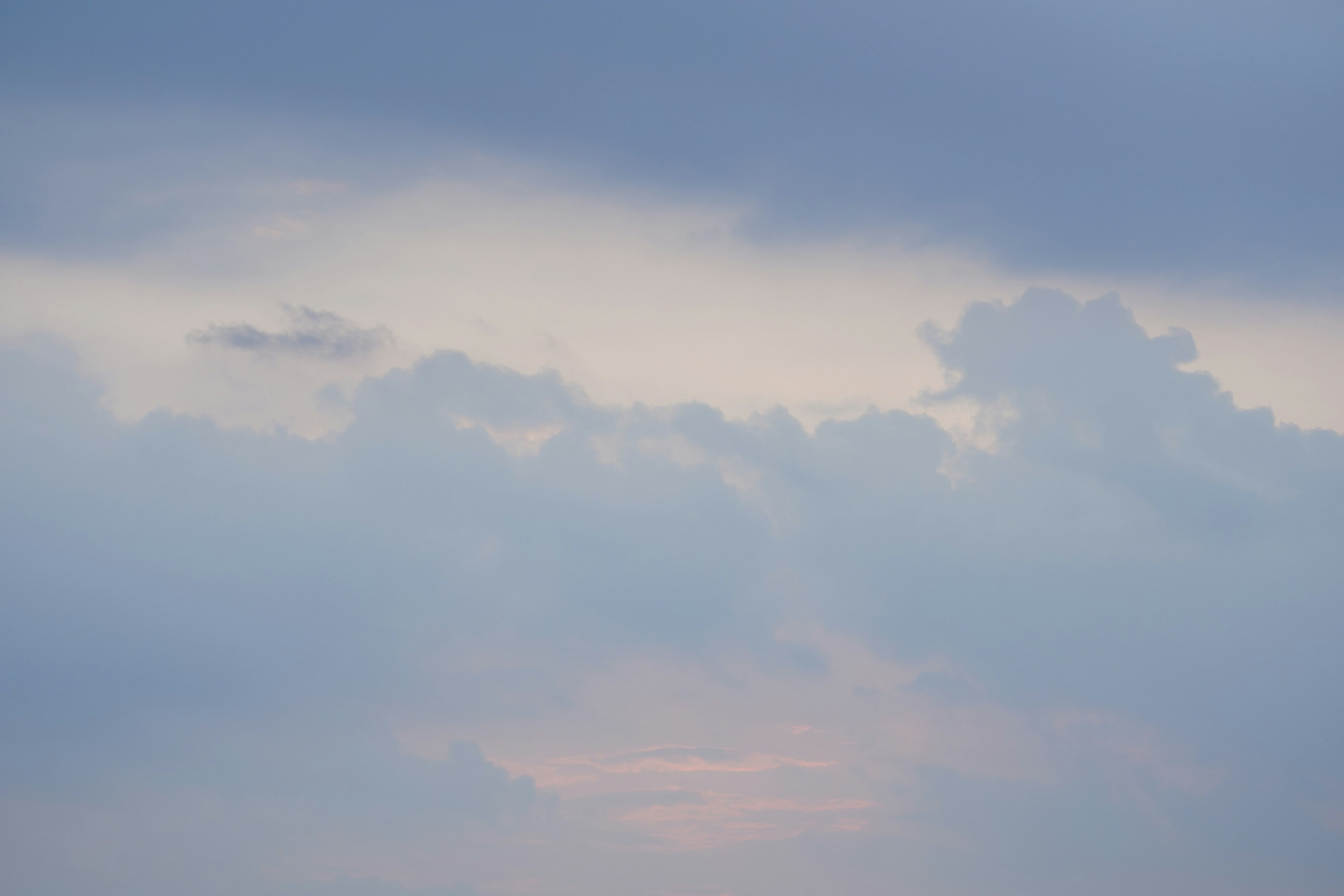 青い空に浮かぶ雲の様子