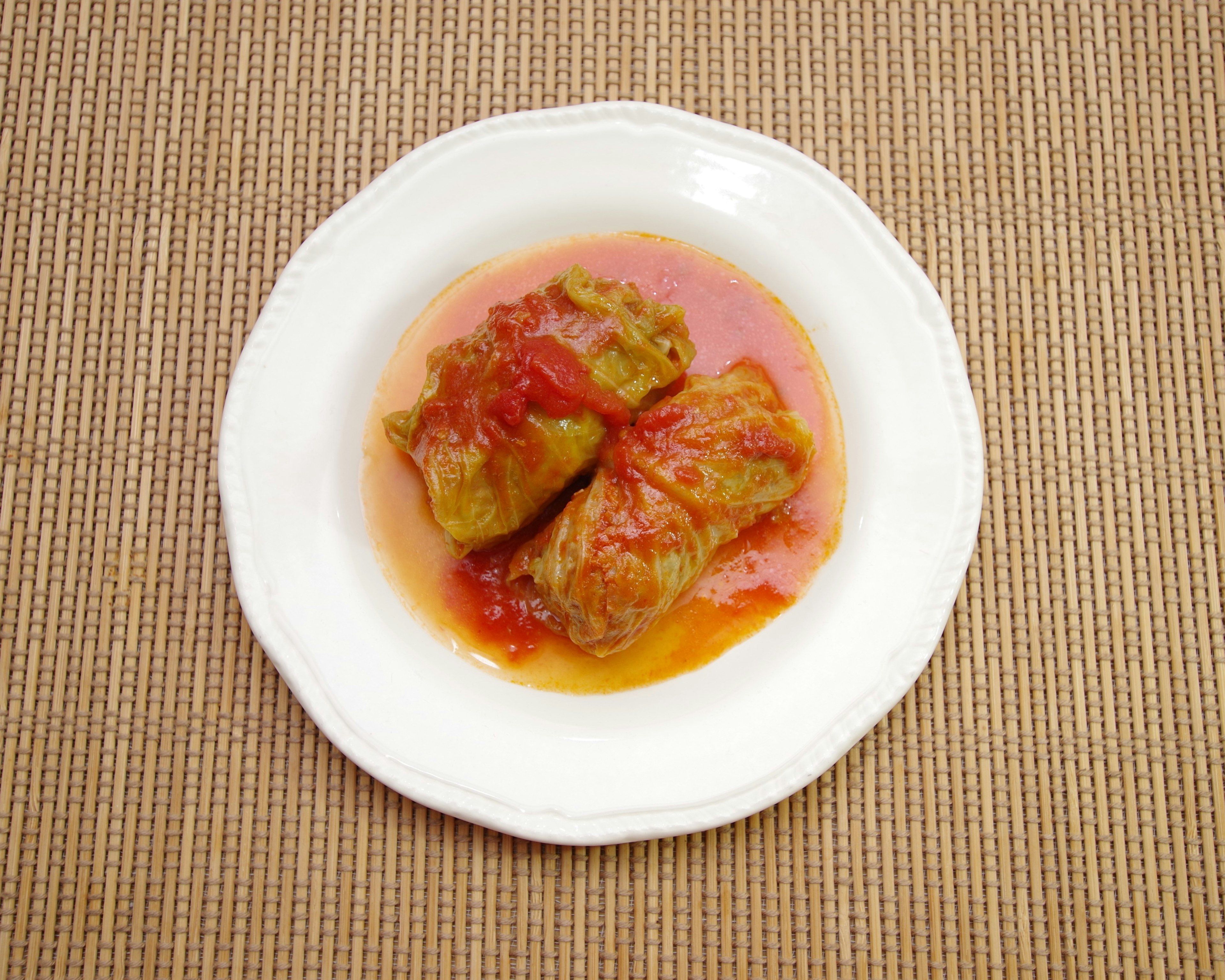 Rouleaux de chou farcis dans une sauce tomate sur une assiette