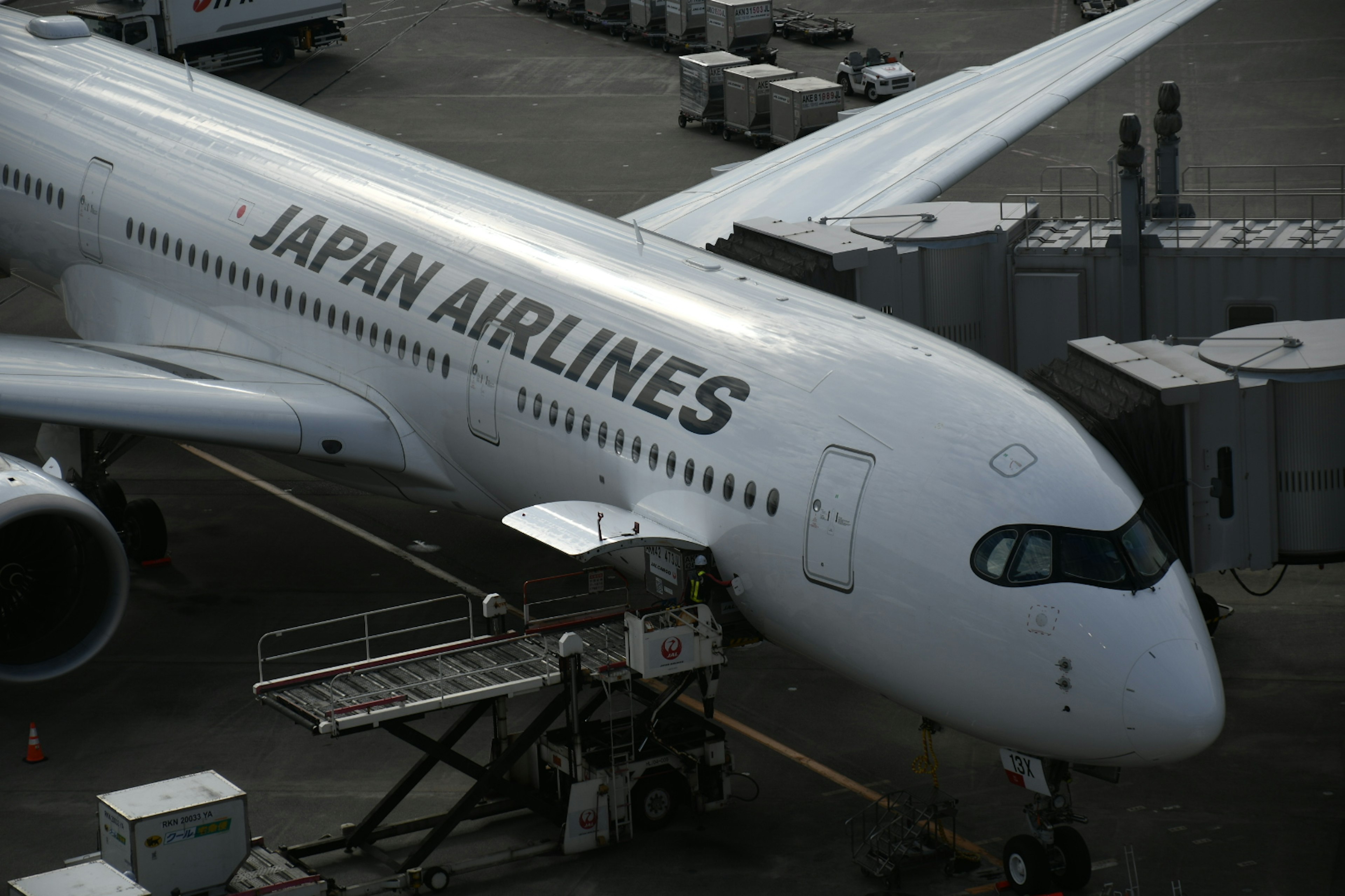 Avión de Japan Airlines estacionado en una puerta de aeropuerto