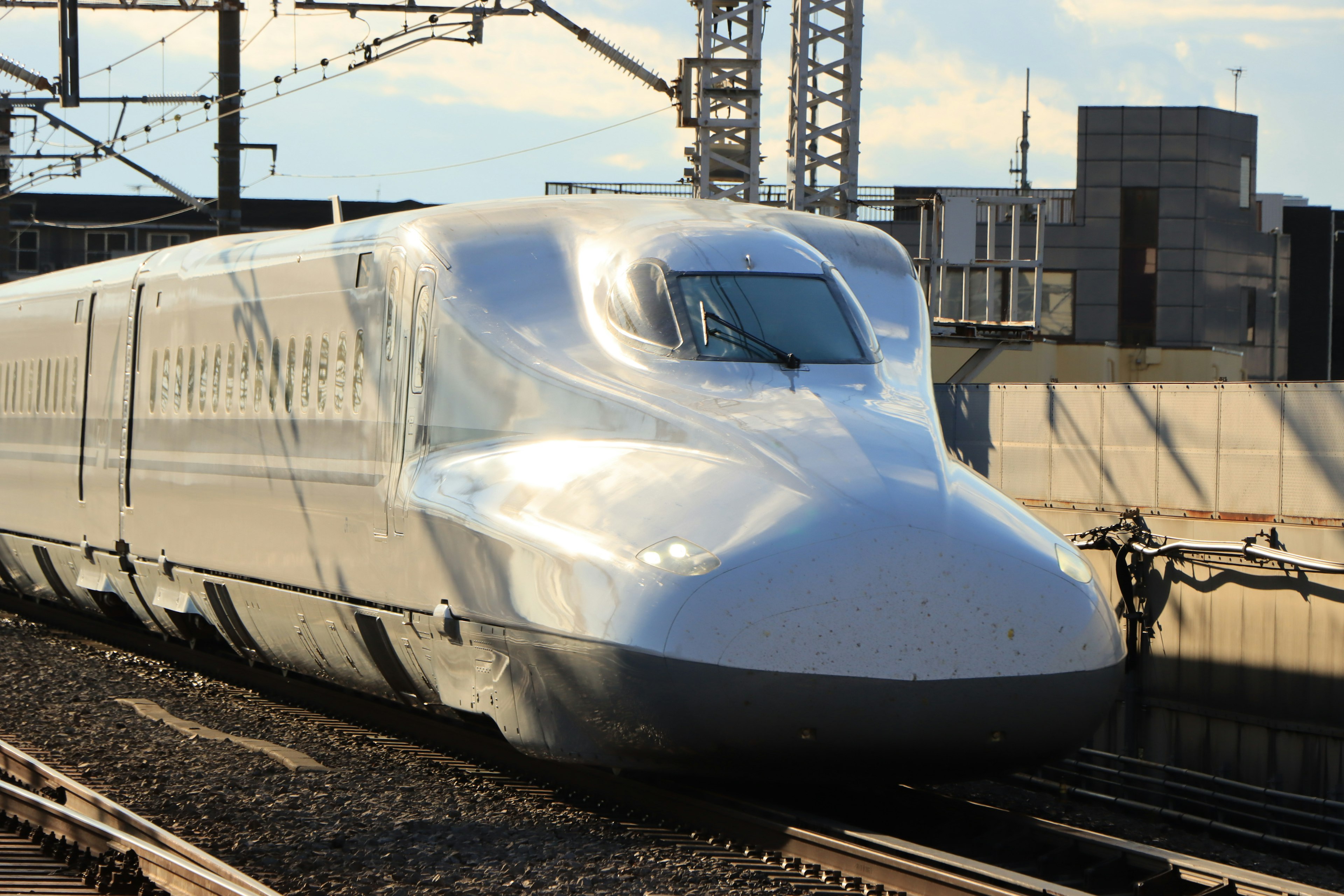 Shinkansen-Zug, der sich auf den Gleisen nähert