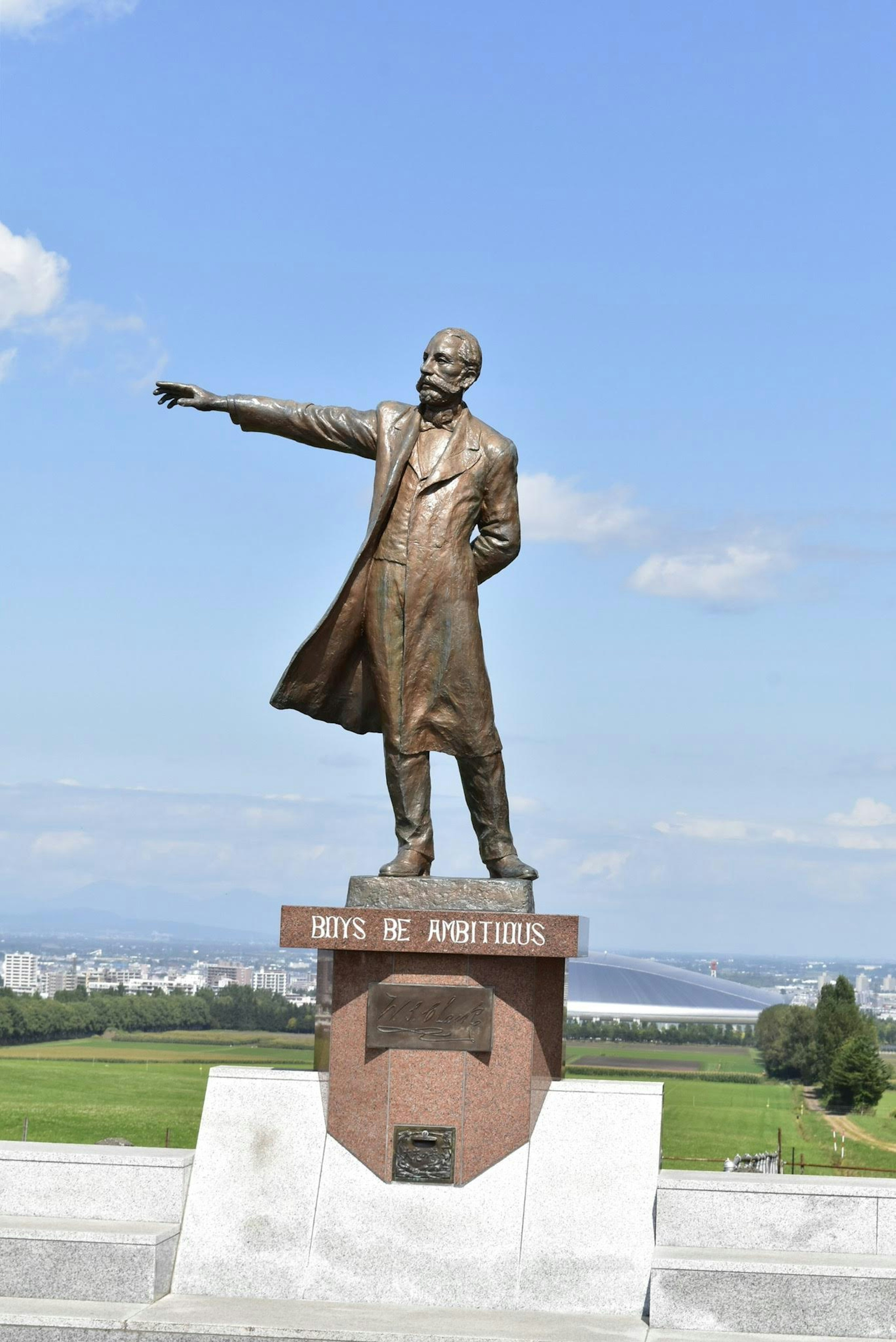 Lenin-Statue steht mit ausgestrecktem Arm