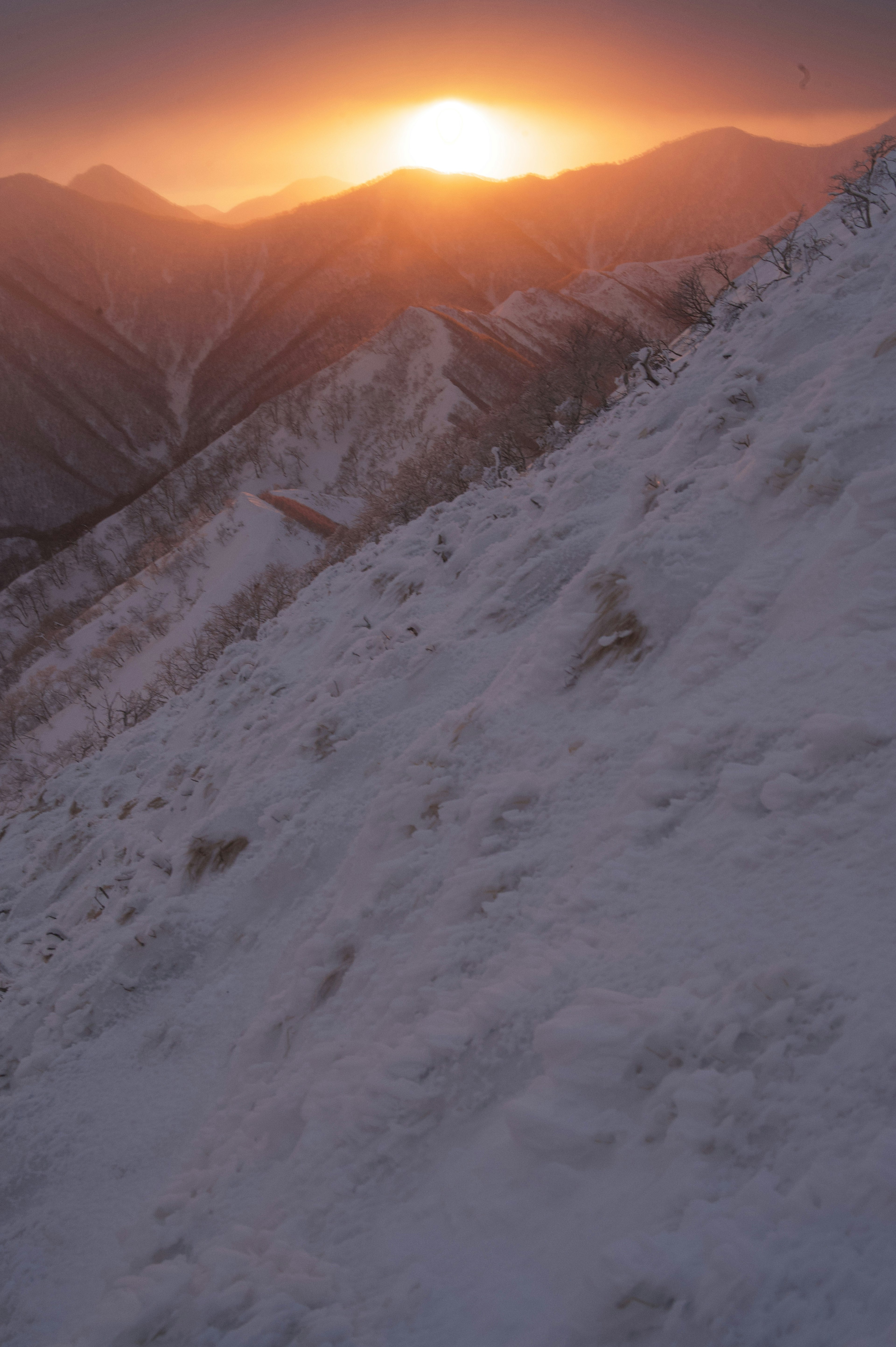 Malersicher Ausblick auf schneebedeckte Berge mit einem schönen Sonnenuntergang