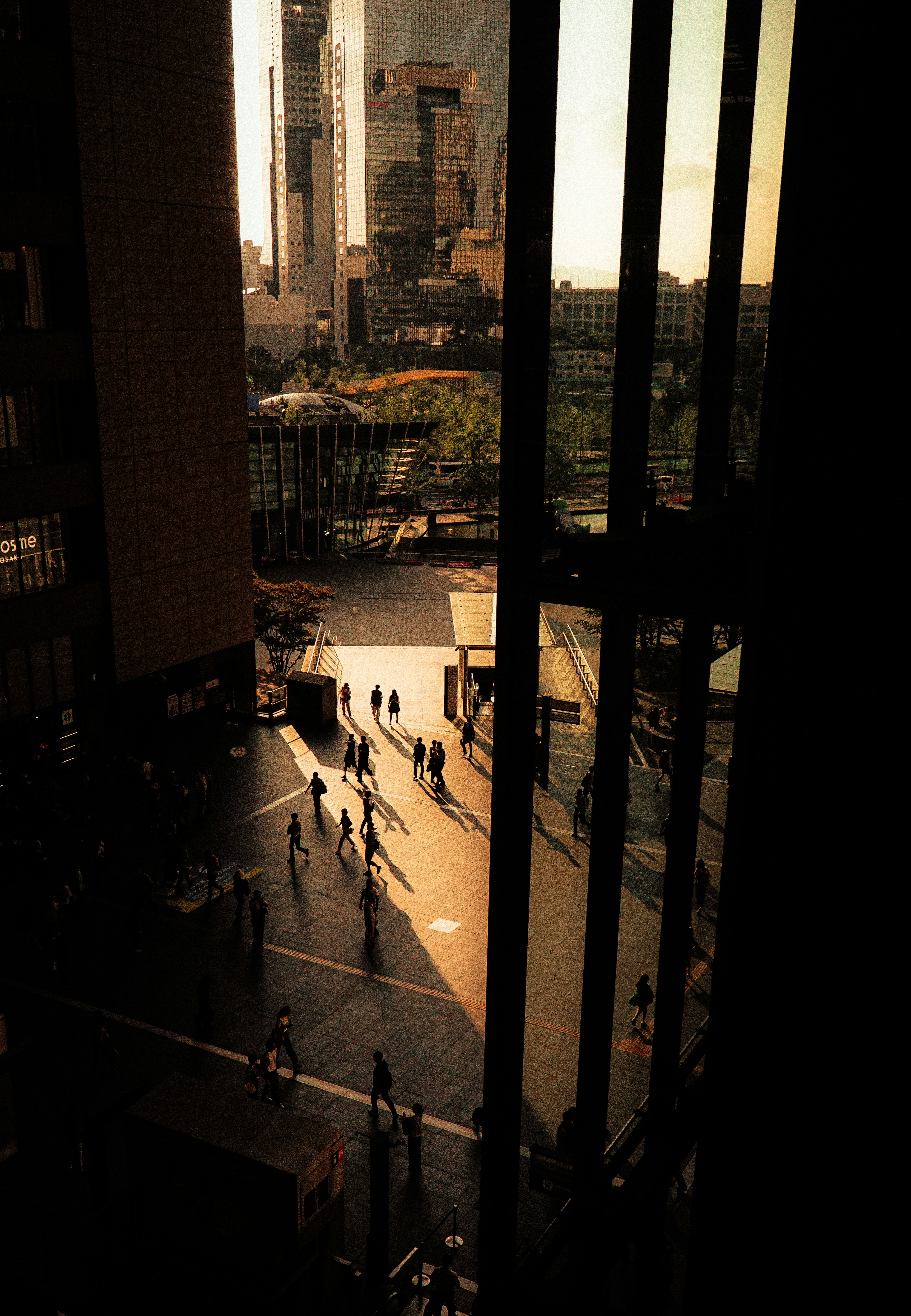 Paysage urbain avec des silhouettes de personnes à l'extérieur d'une fenêtre