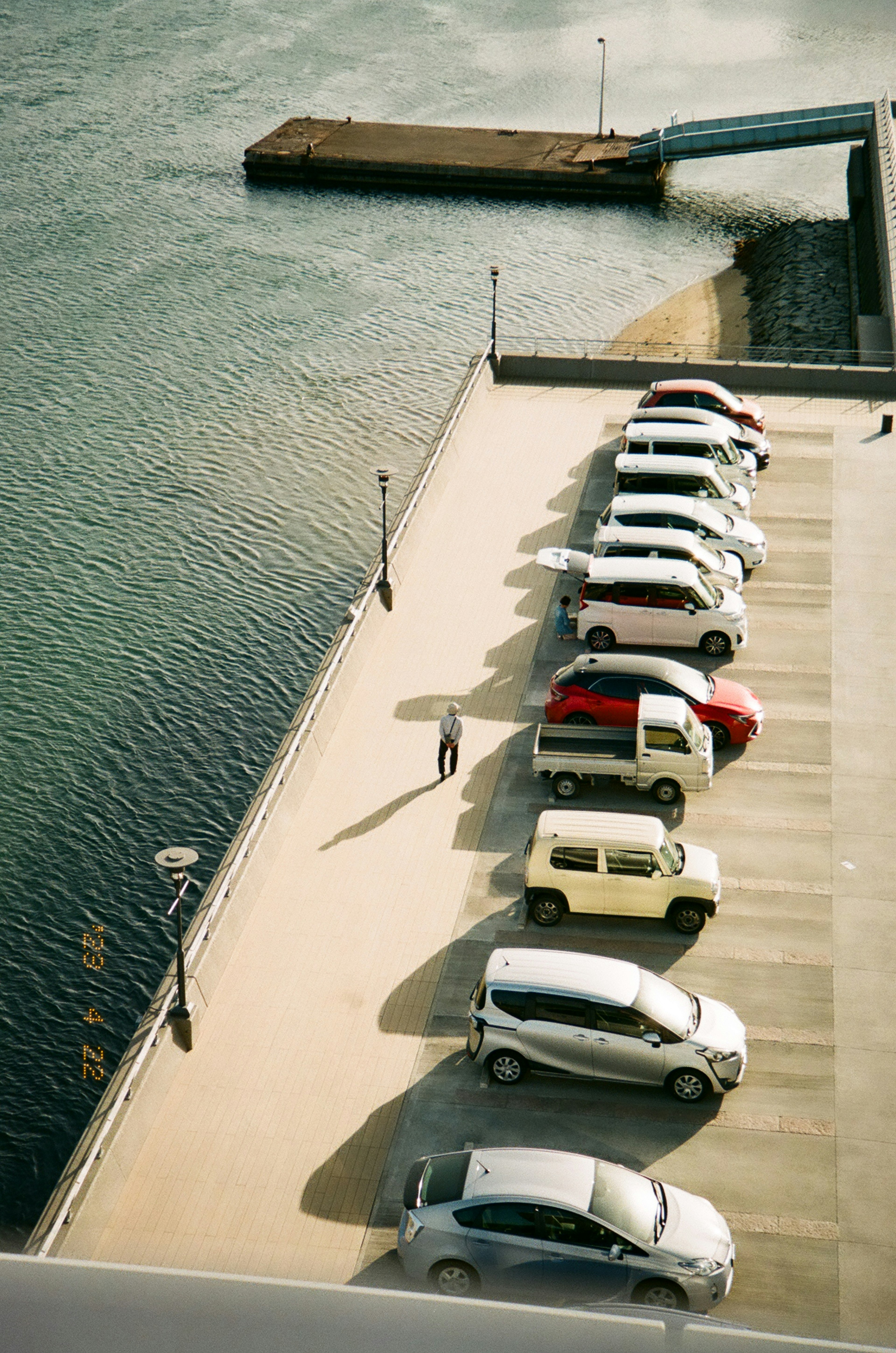 Luftaufnahme von geparkten Autos am Wasser