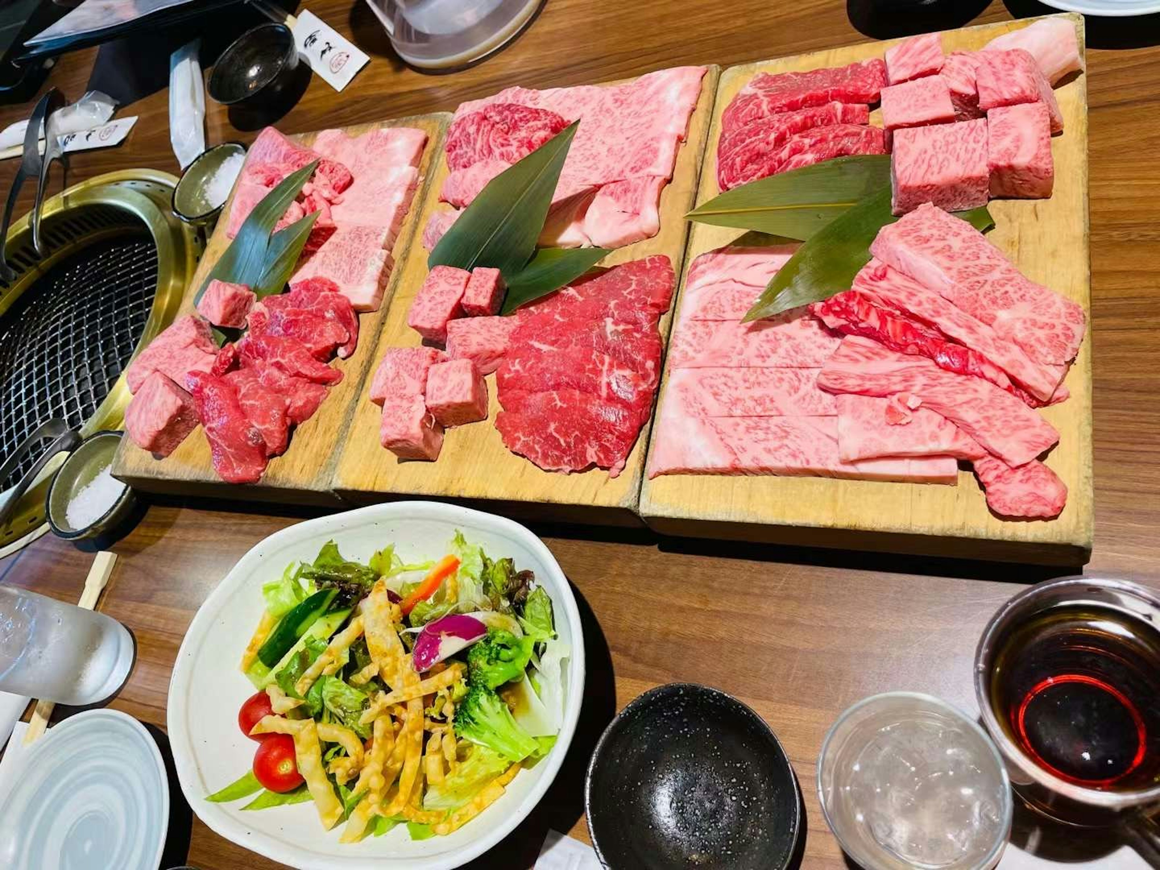 Platte mit verschiedenen Yakiniku und Salat