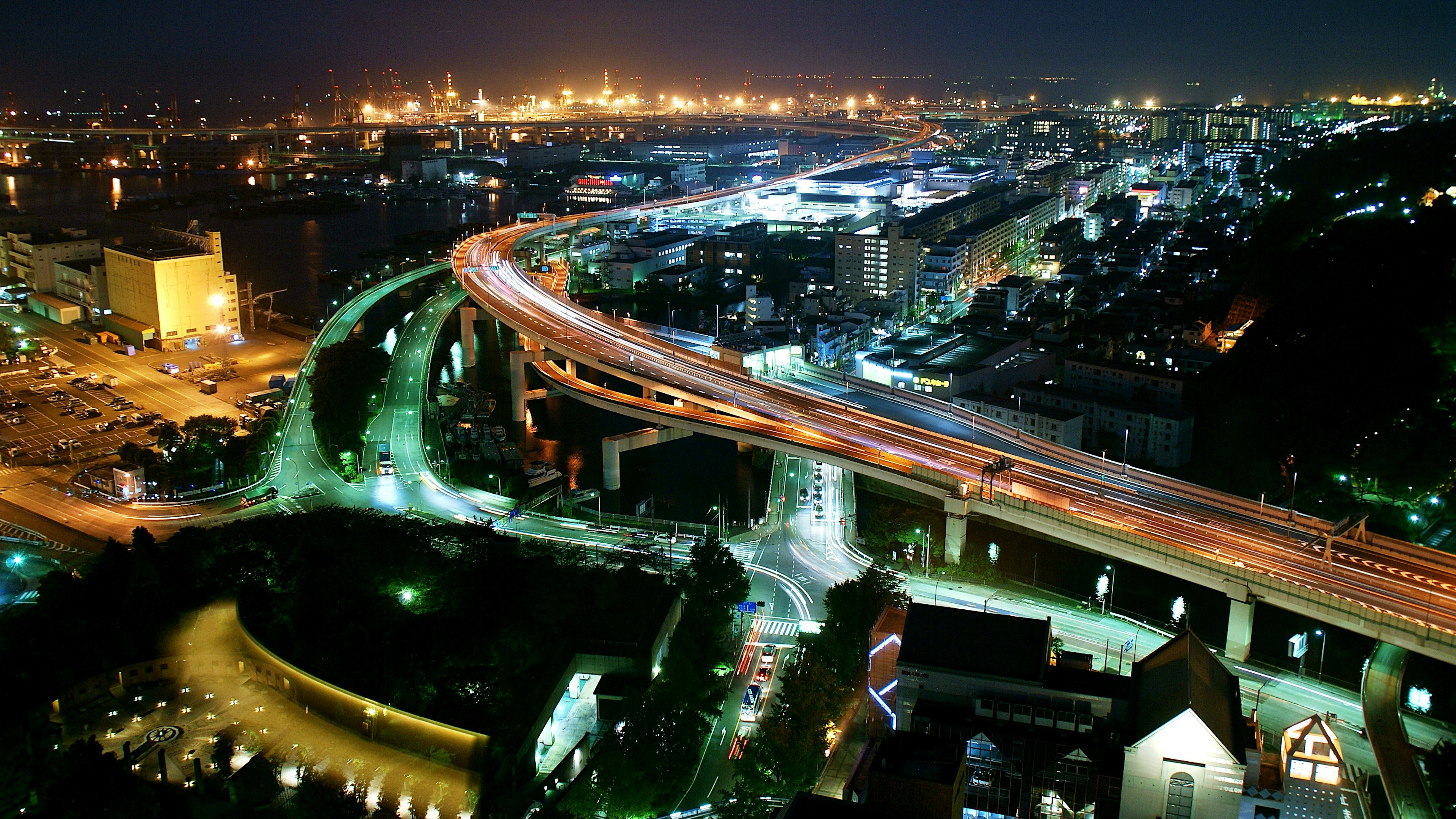 Nächtliche Stadtlandschaft mit Autobahnen und Flusskreuzungen helle Stadtlichter