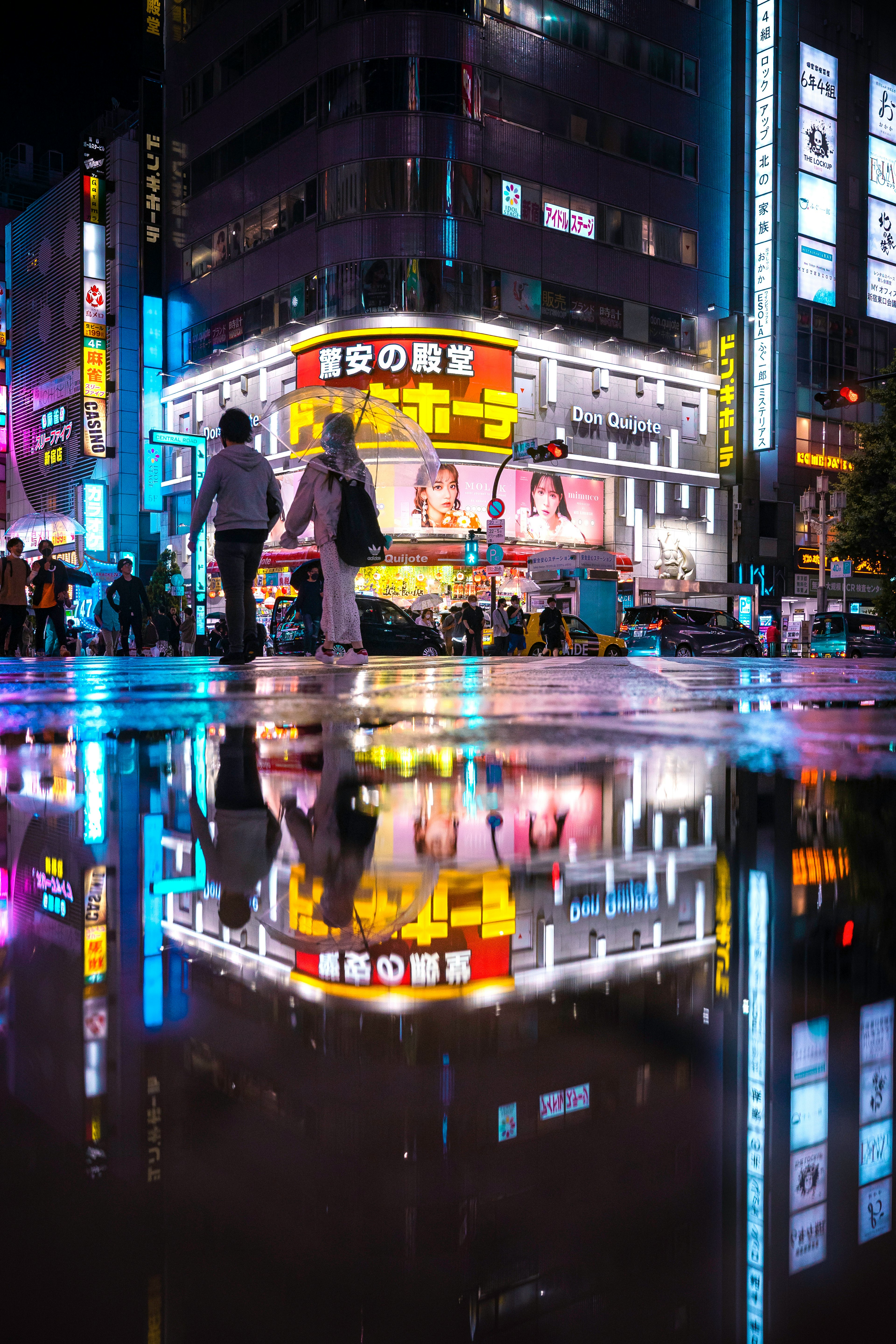 東京の夜景と反射した看板を持つ繁華街