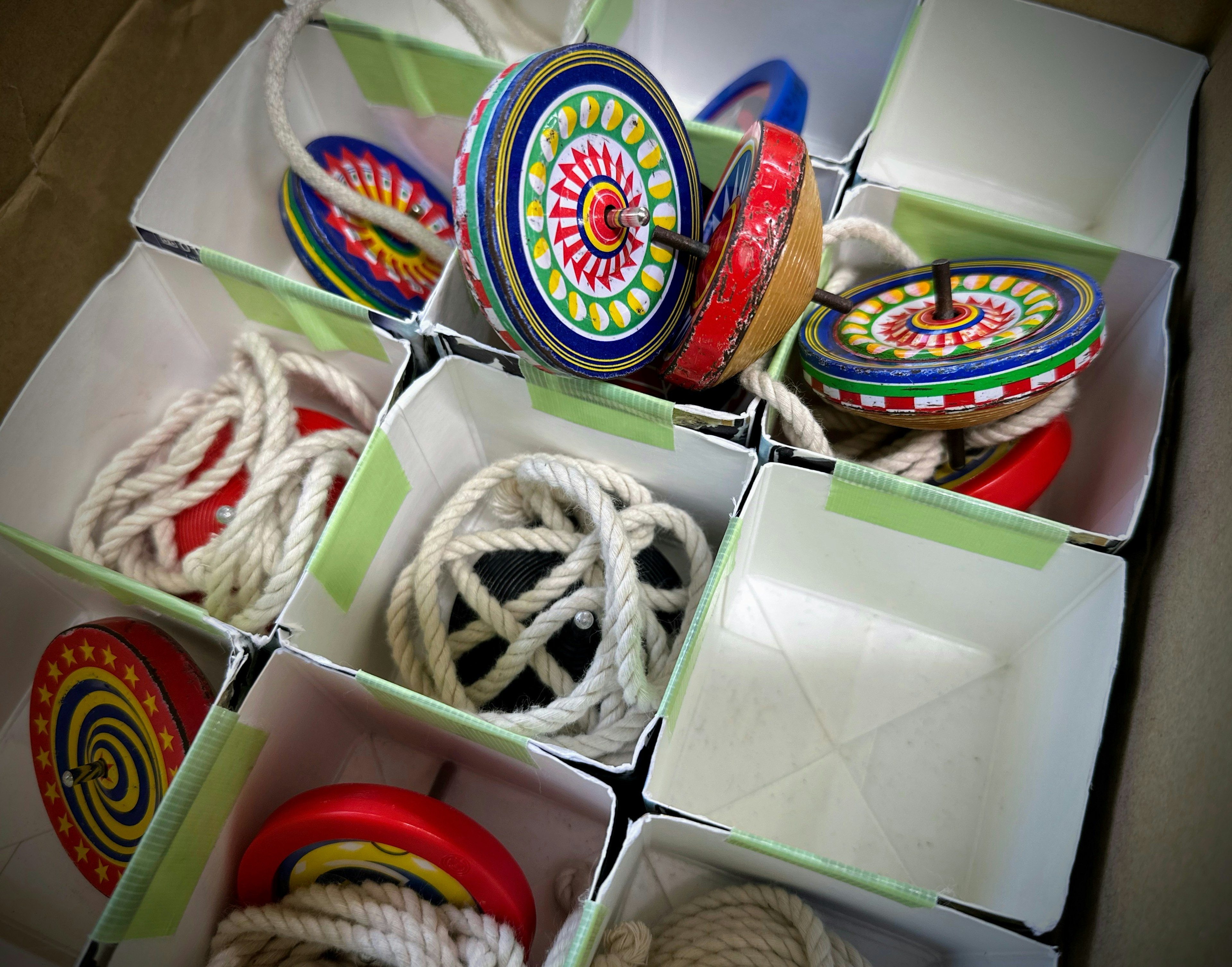 Yo-yos coloridos organizados en una caja