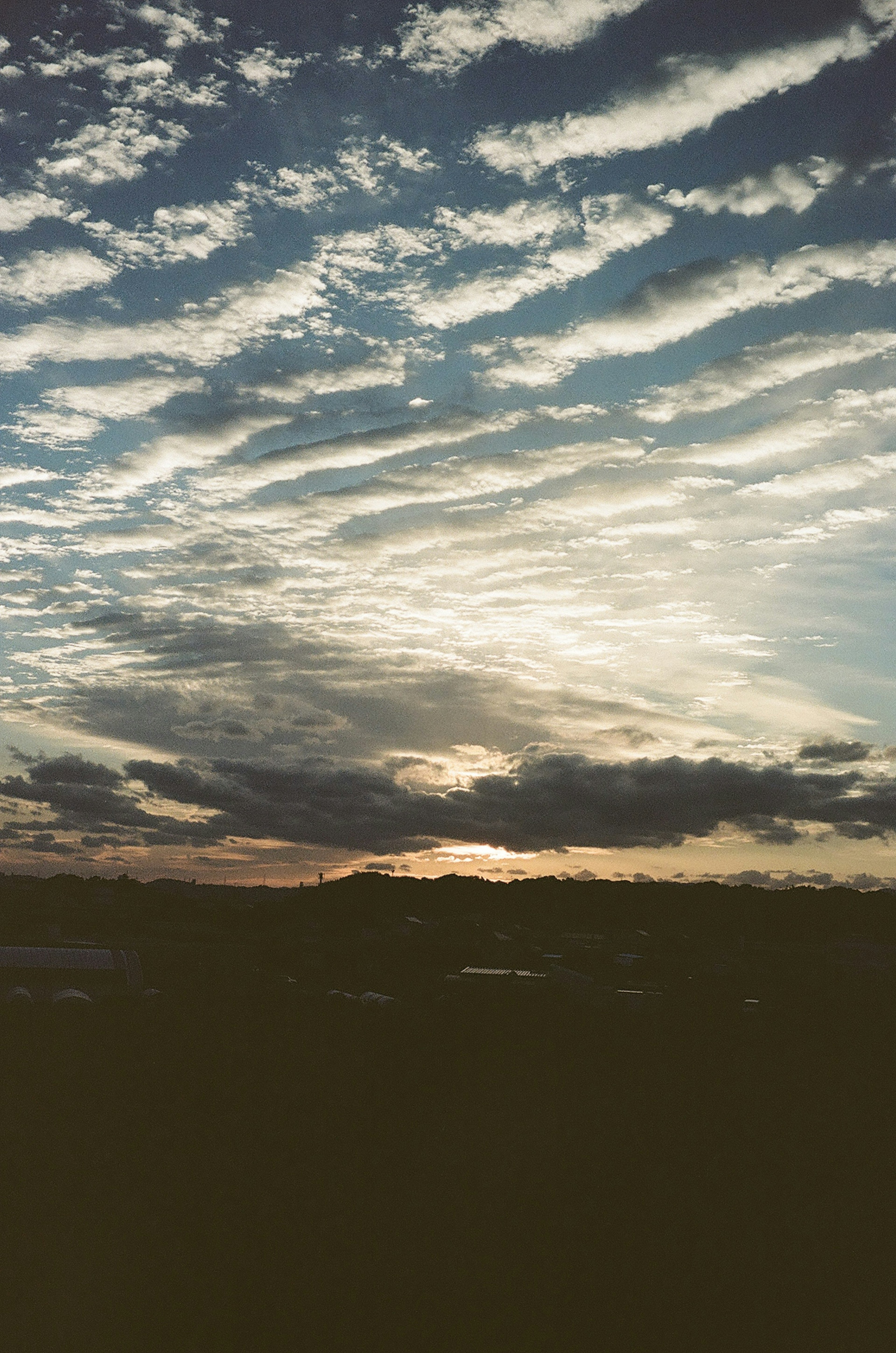 Bellissimo paesaggio con nuvole e tramonto nel cielo