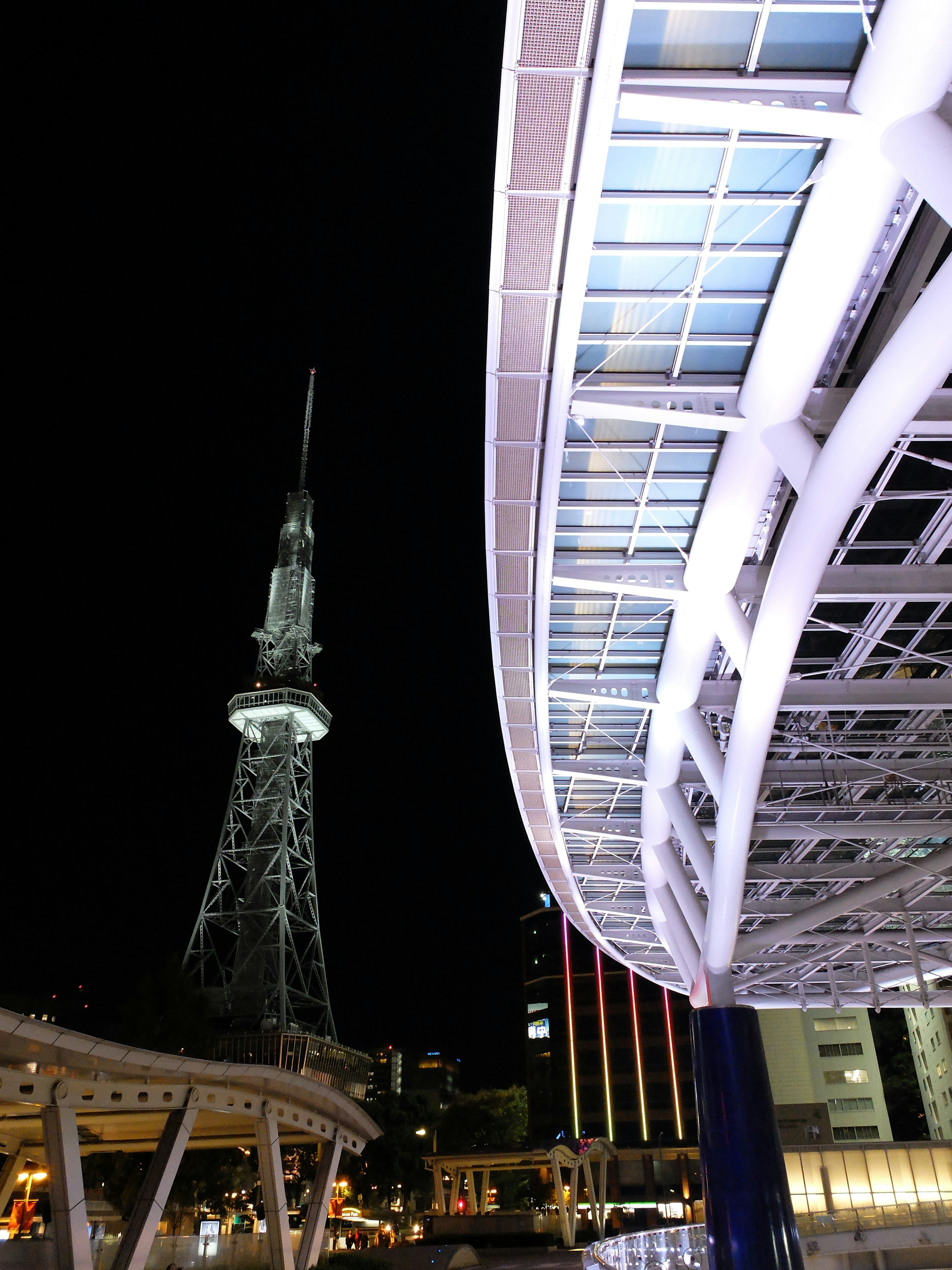 Tour de télévision de Nagoya illuminée la nuit avec des courbes architecturales modernes