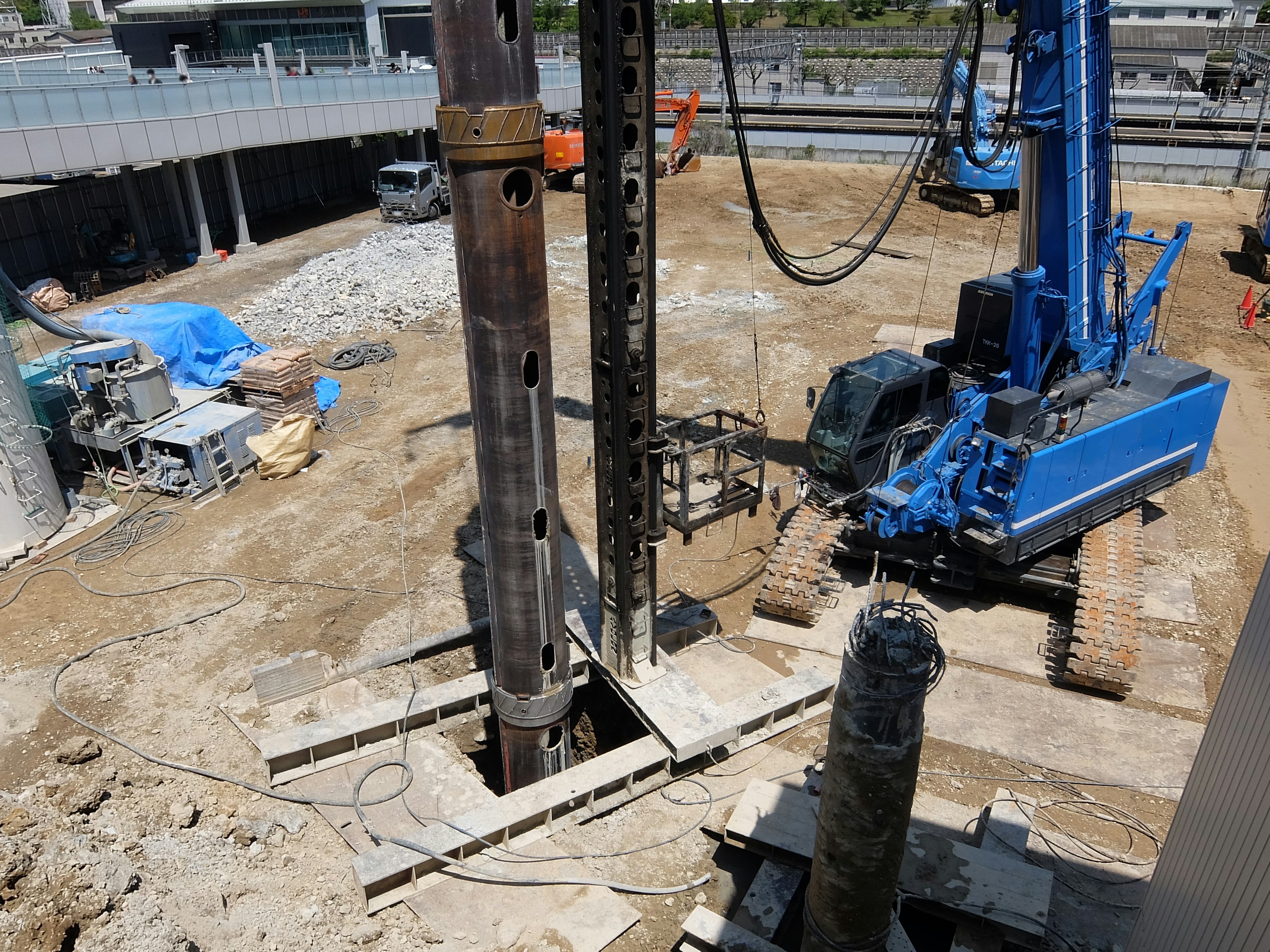 Baustelle mit Bohrmaschine, die den Boden ausgräbt