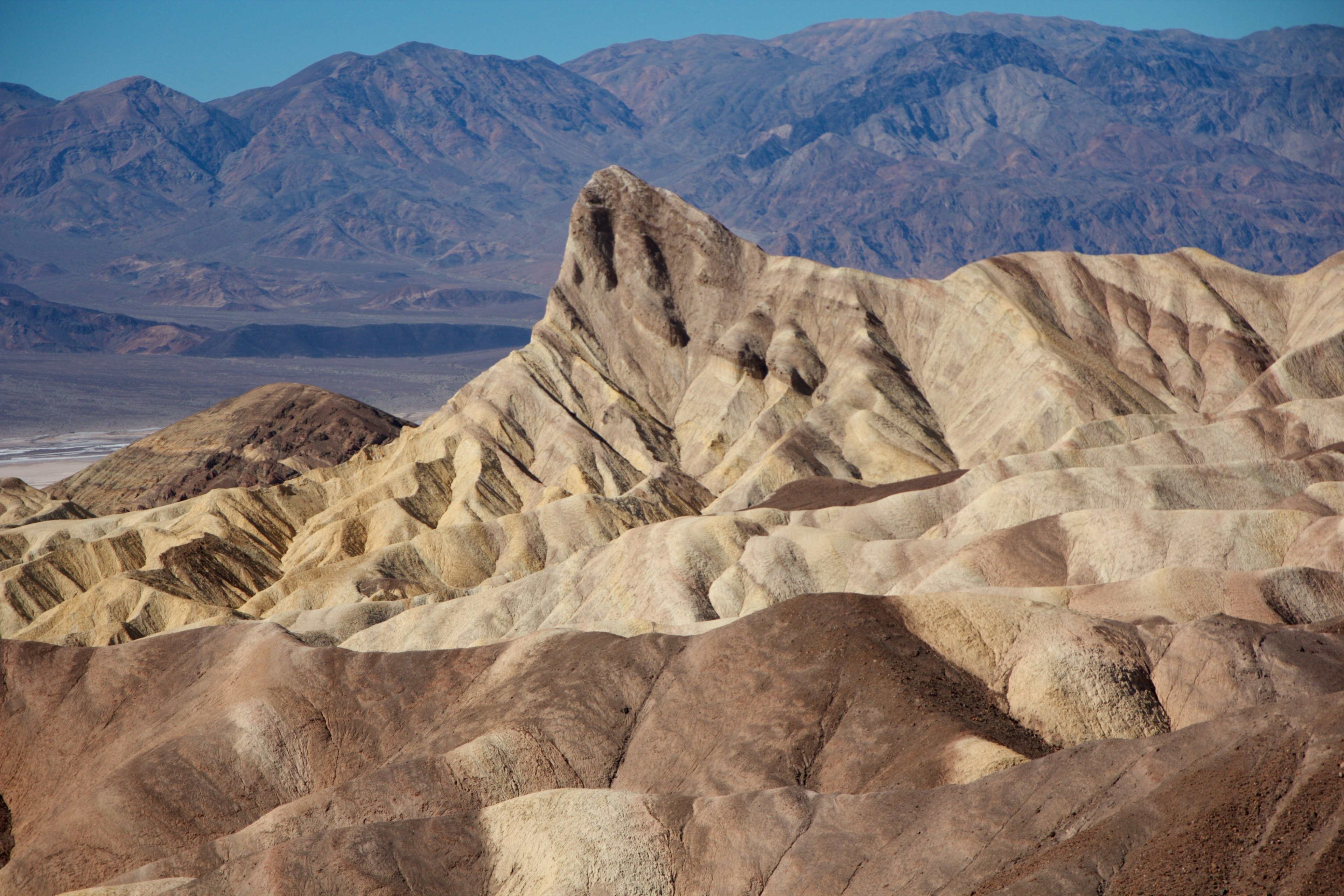 Einzigartiges Gelände und Farbvariationen der Berge im Death Valley