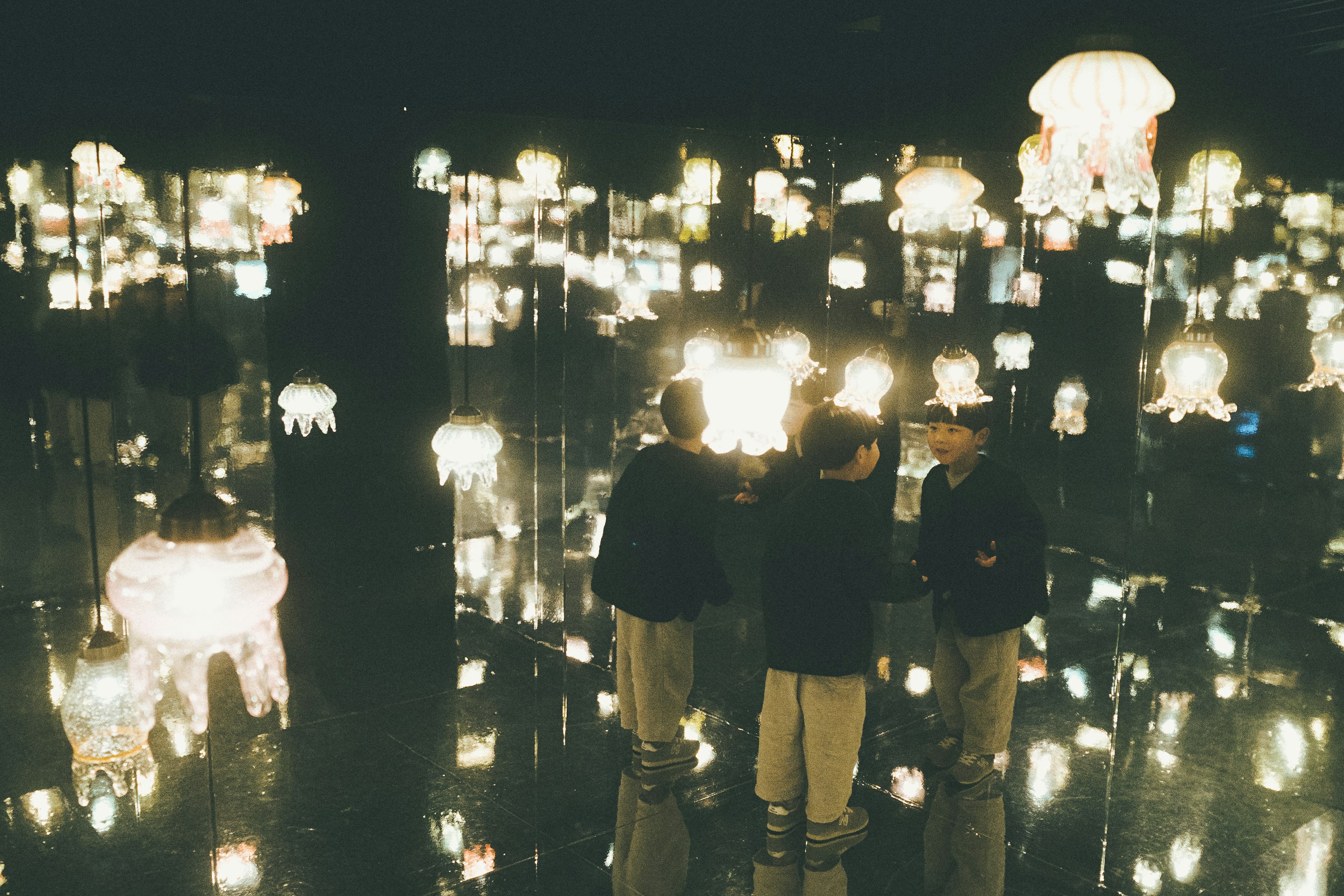 Una scena fantastica con lampade luminose sparse in uno spazio scuro dove si raccolgono persone