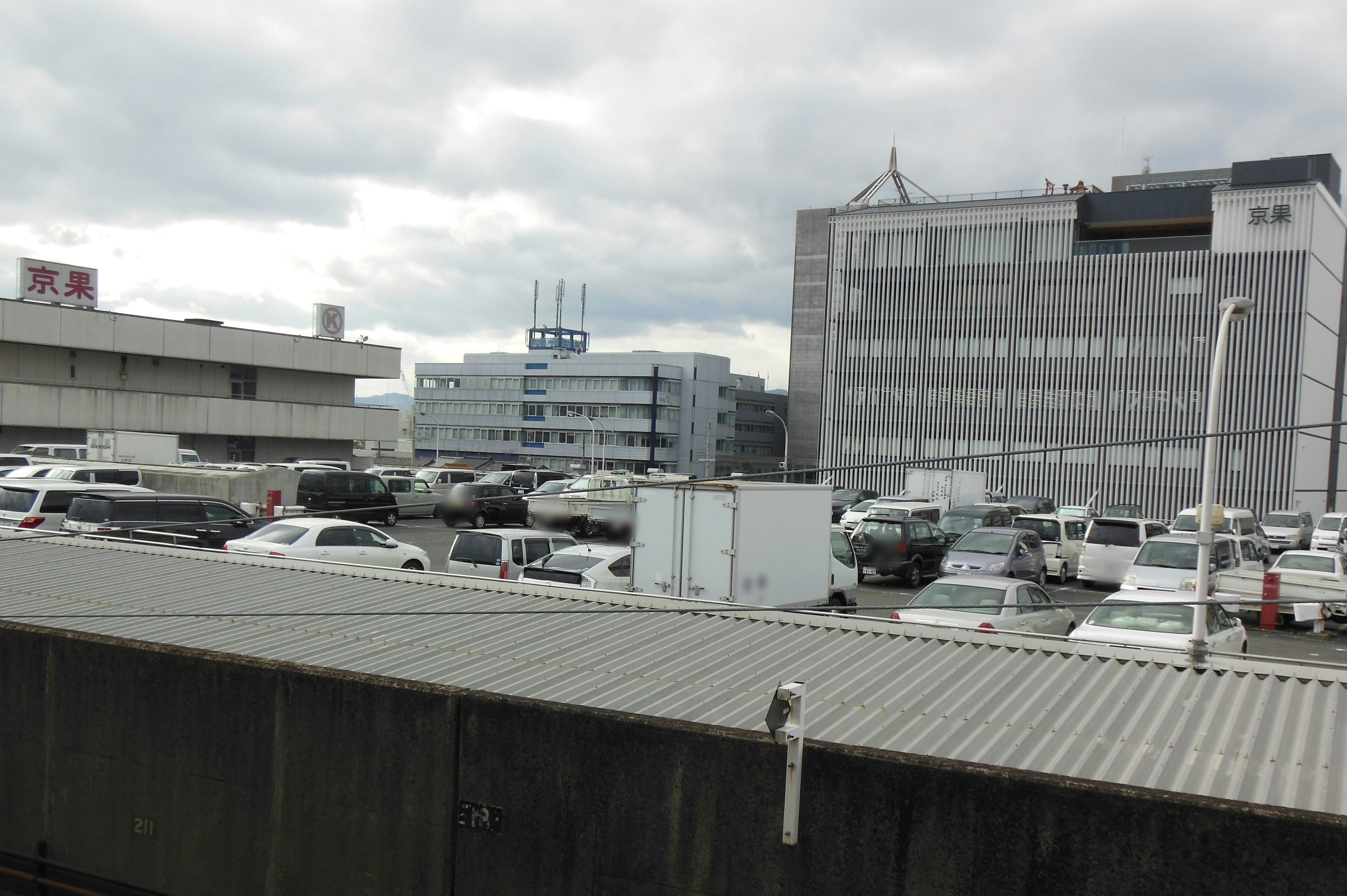 Städtische Landschaft mit Parkplatz und Gebäuden in Japan