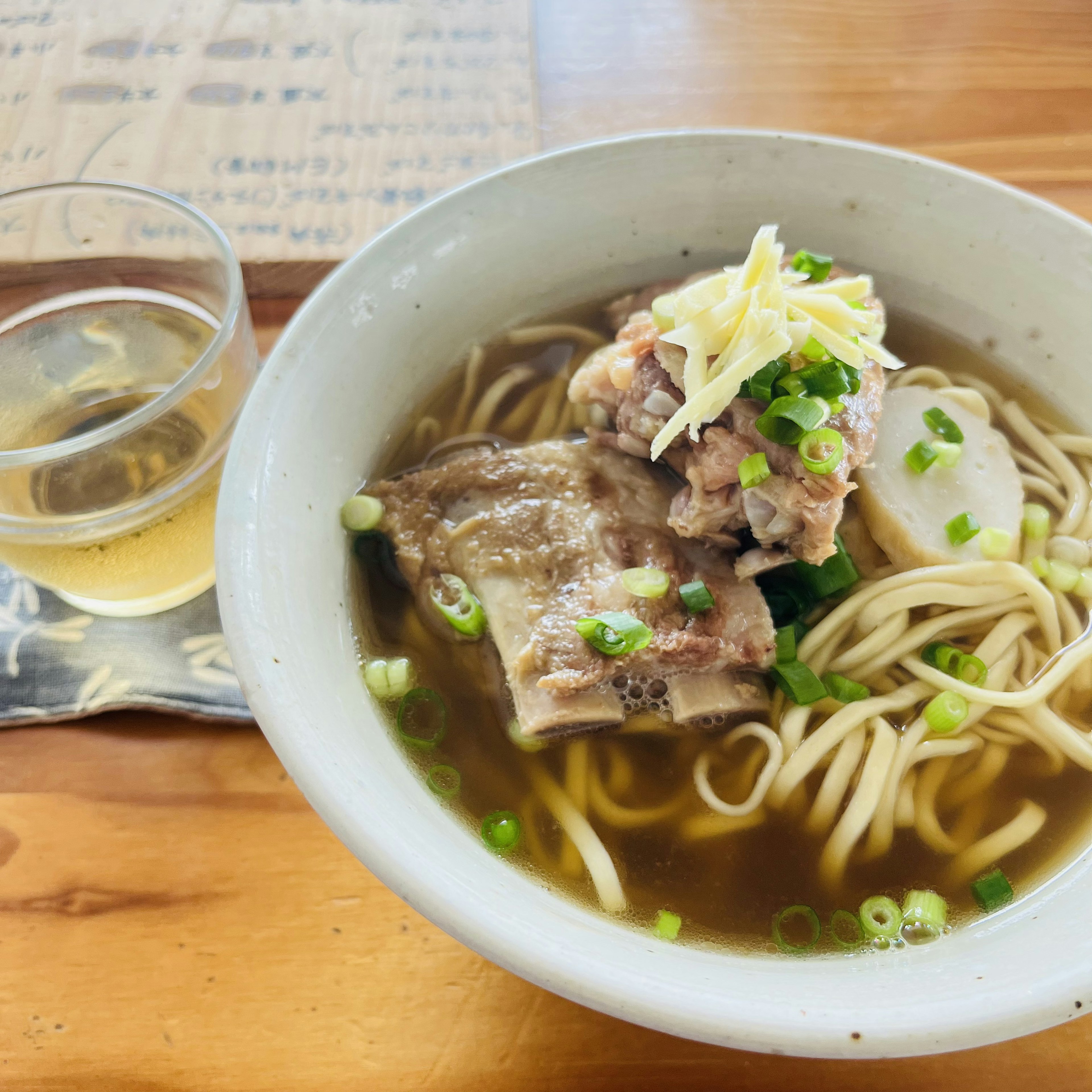 温かいラーメンと具材の皿と飲み物のガラス