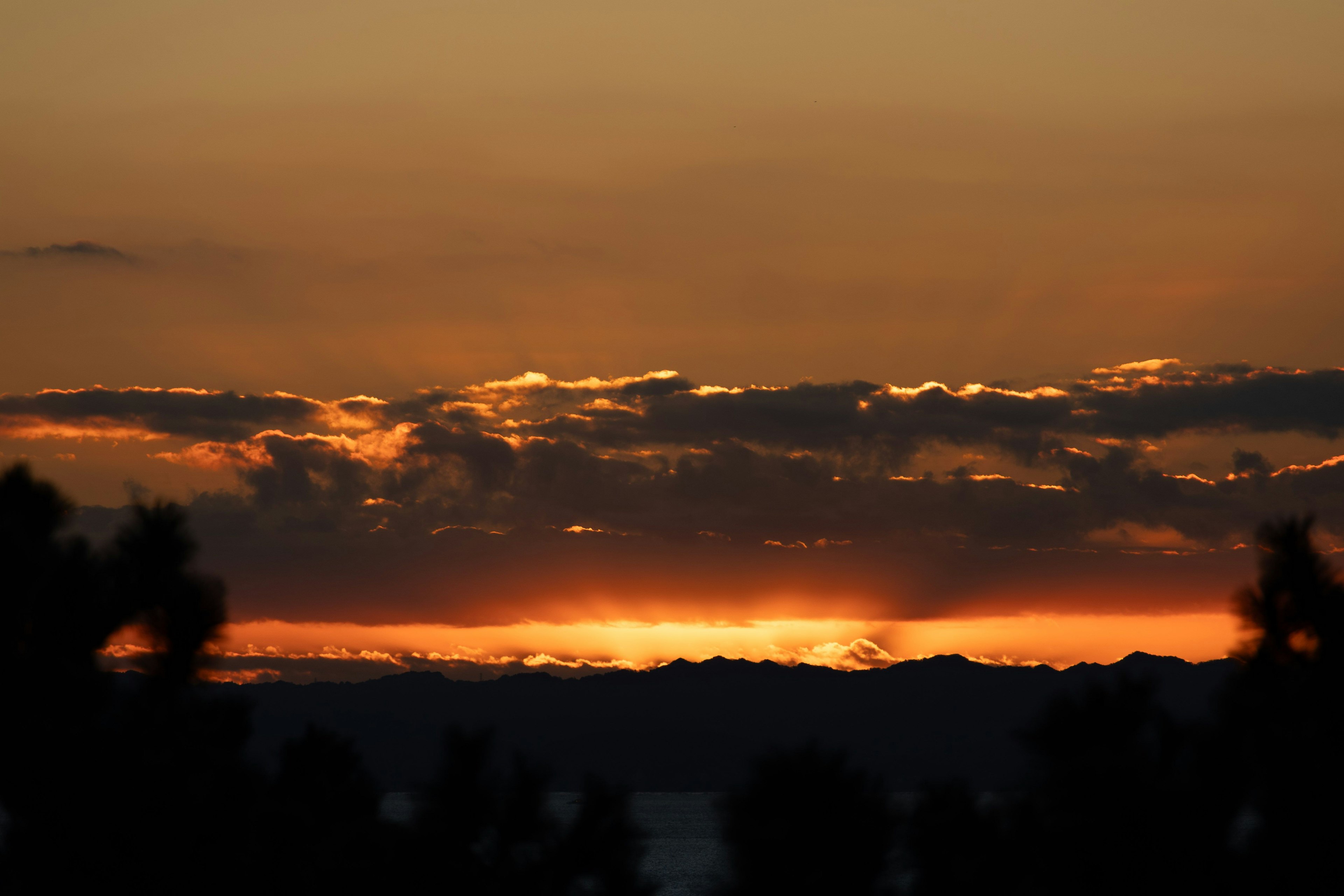 夕焼けの美しい風景、オレンジと黒のコントラスト、山のシルエット