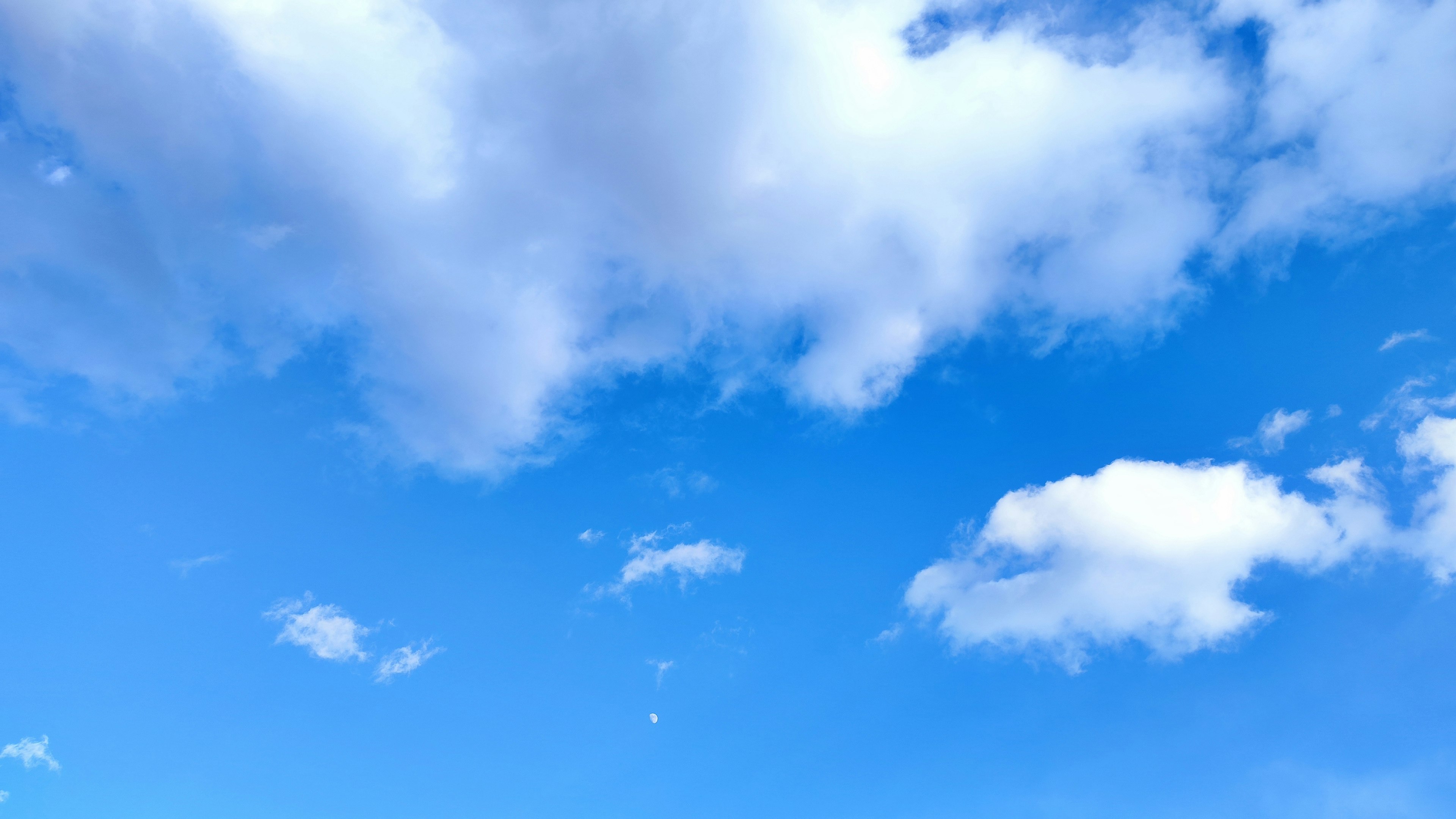 Un ciel bleu clair avec des nuages blancs moelleux