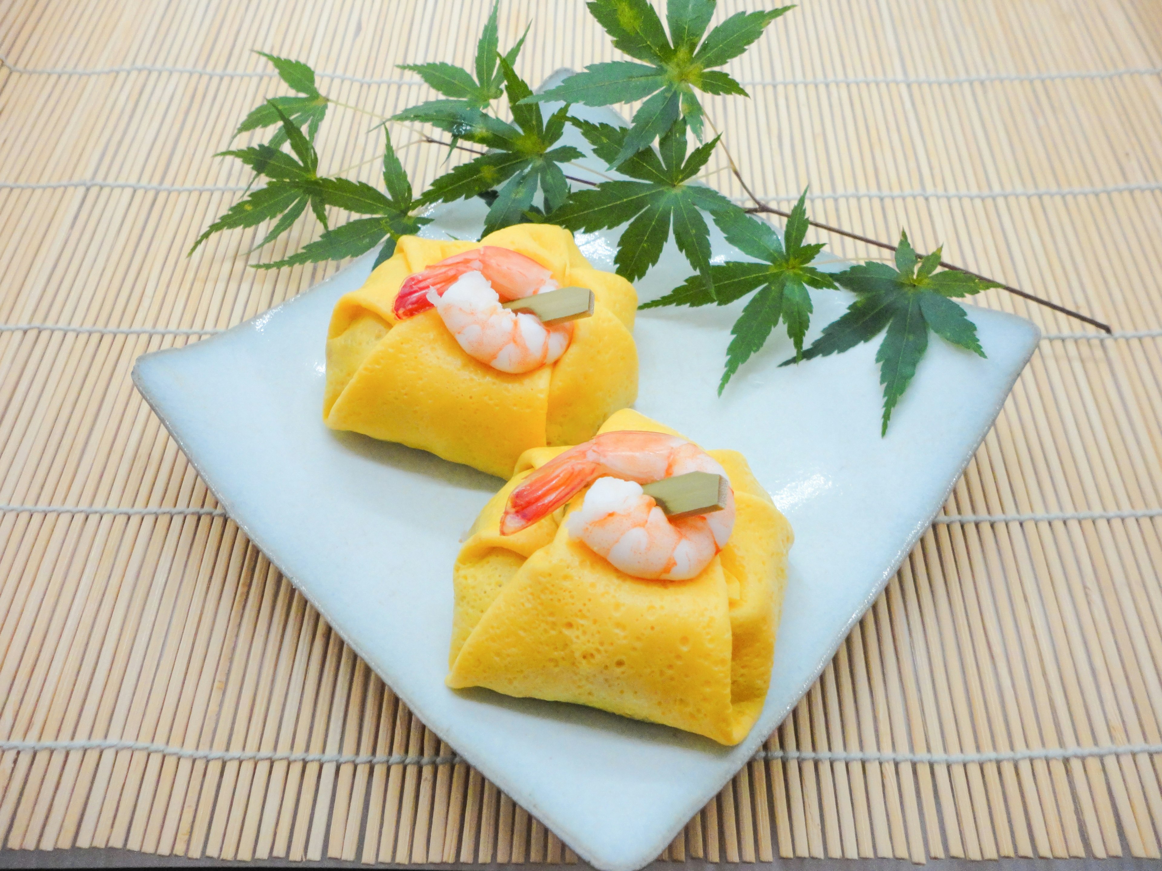 Dessert japonais avec des crevettes et des légumes sur une base jaune