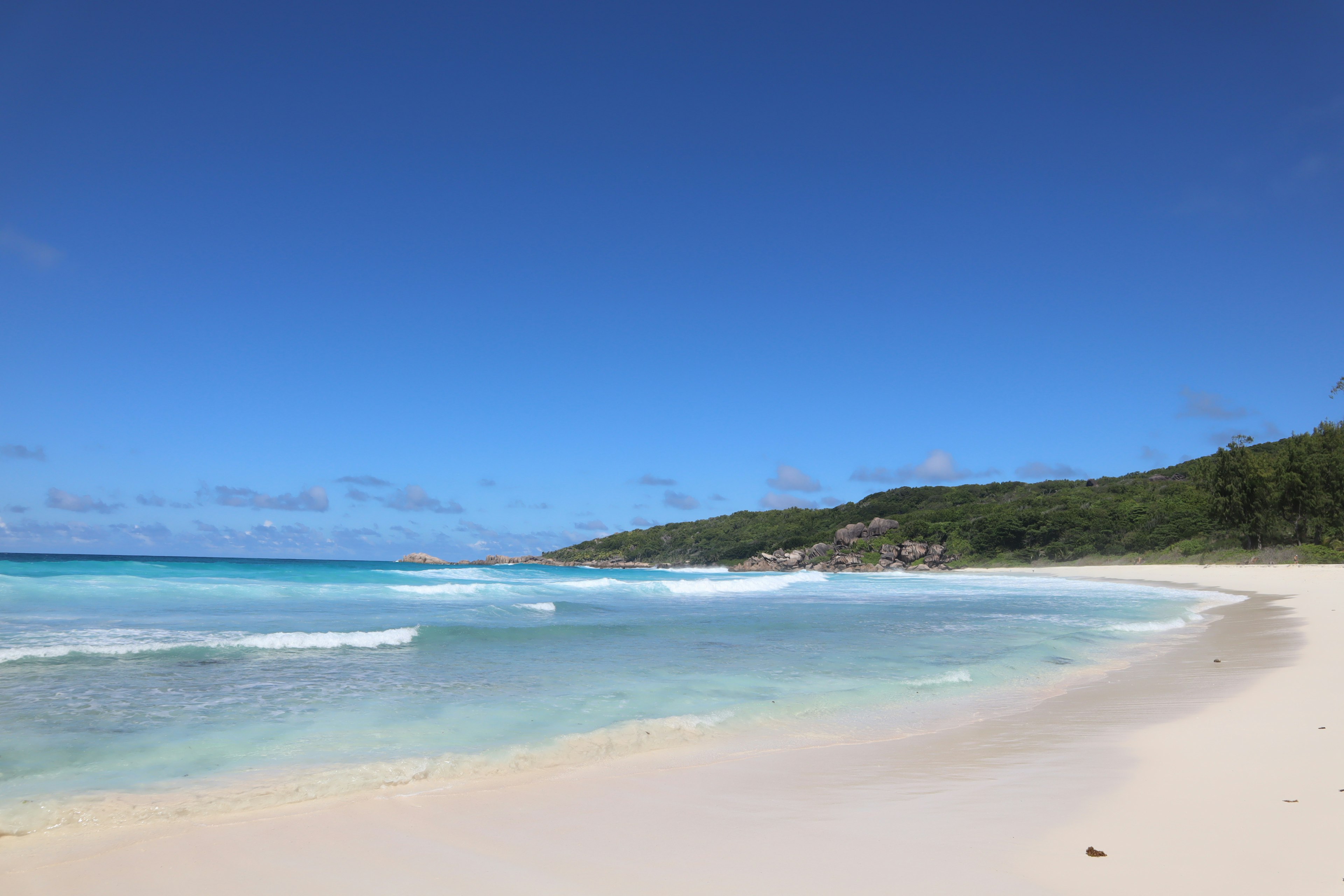 Schöne Strandlandschaft mit blauem Himmel und klarem Ozean