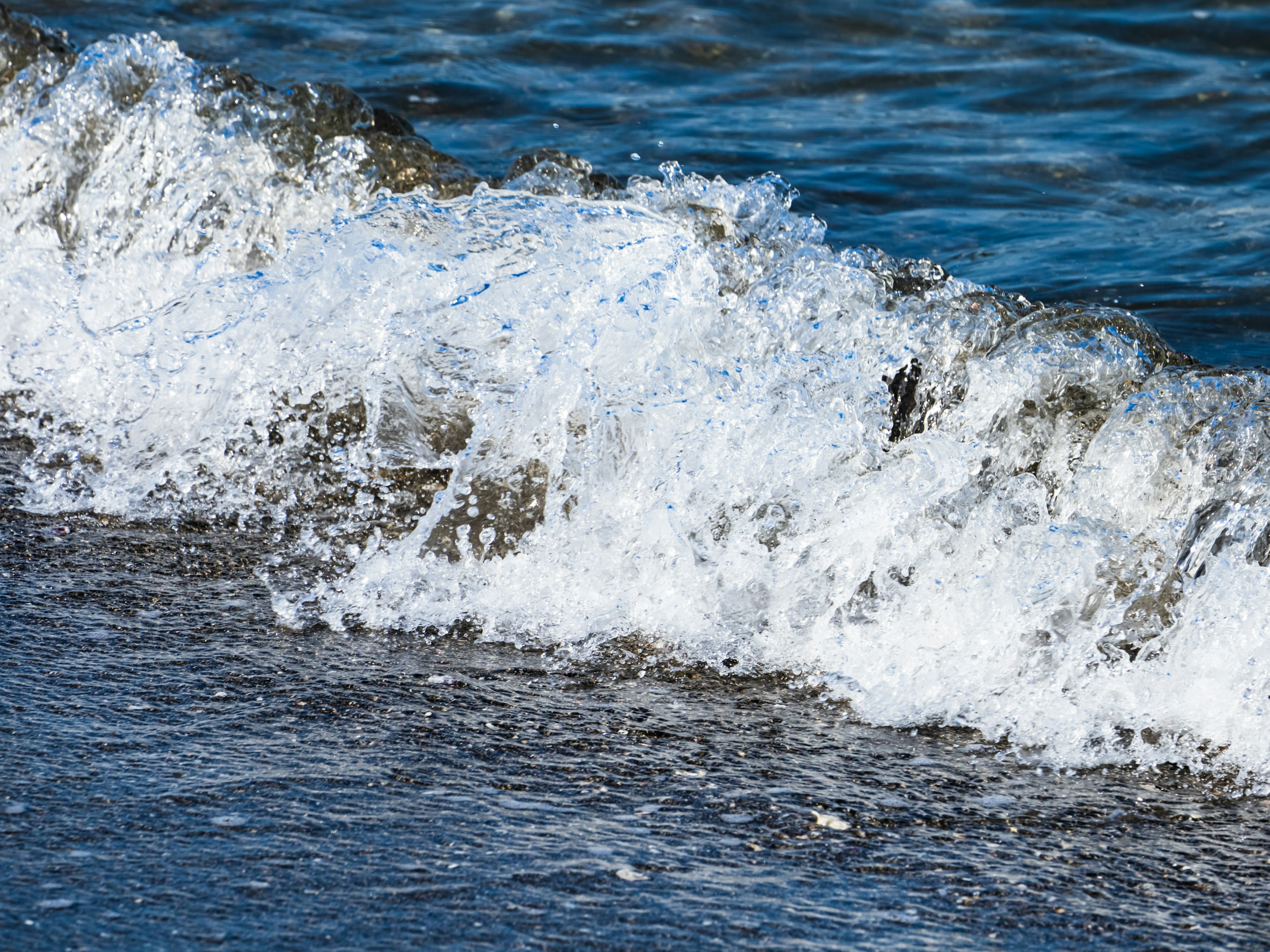 Nahaufnahme von Wellen, die an den Strand brechen