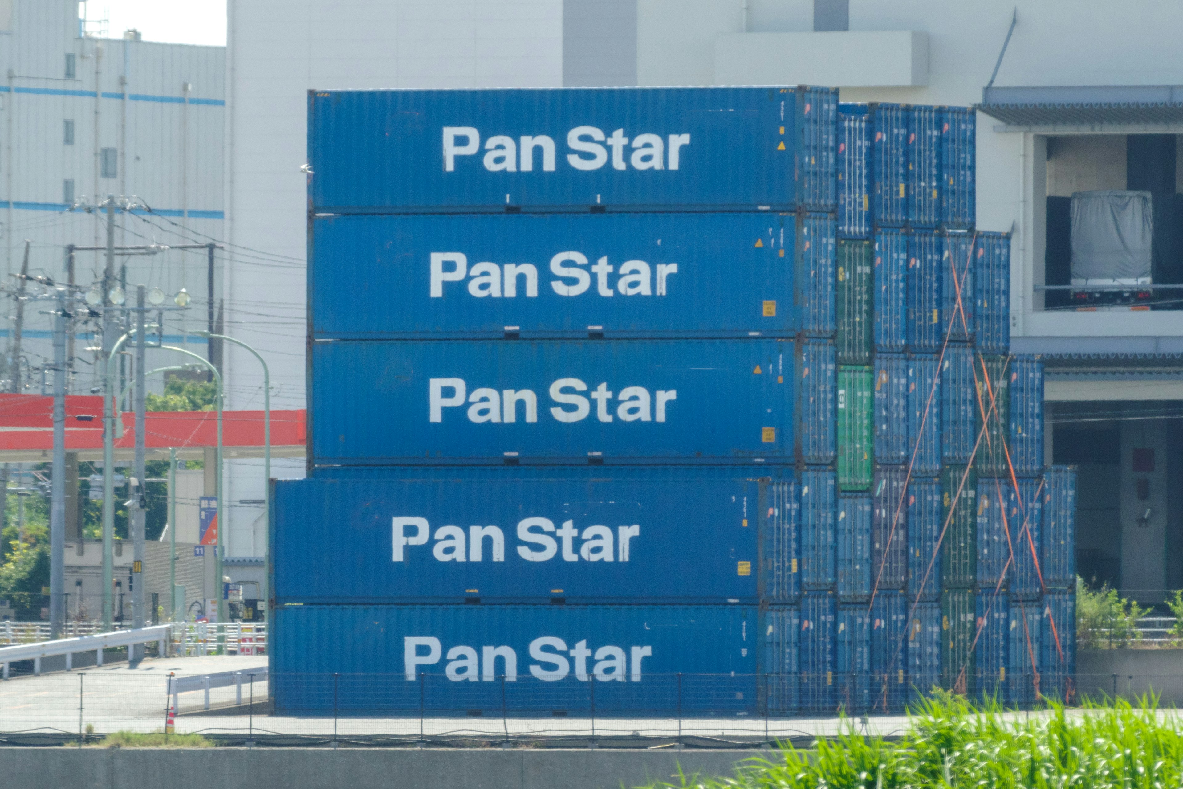 青いコンテナに「Pan Star」のロゴが繰り返し表示されている