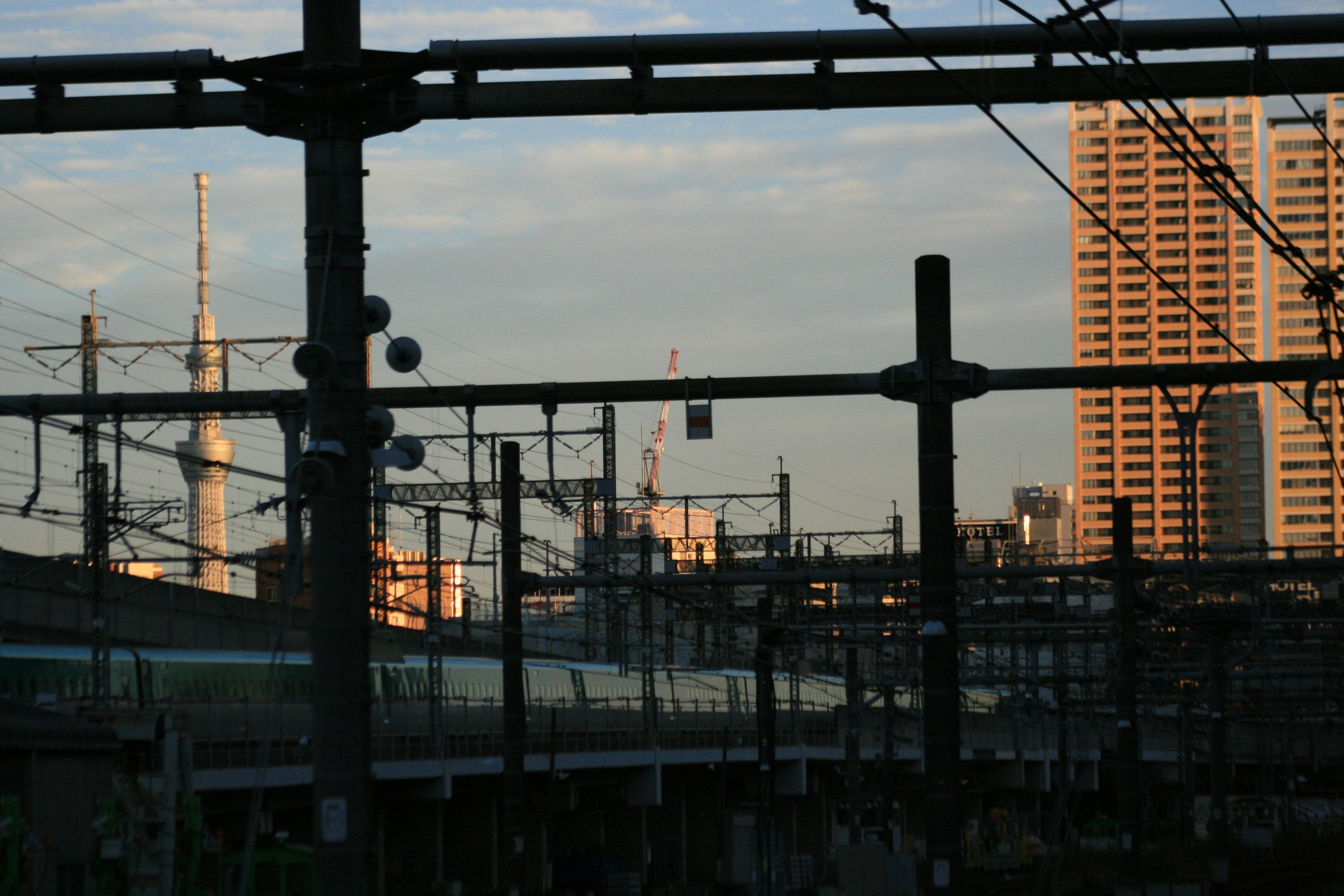 Cakrawala Tokyo saat senja dengan struktur rel dan gedung pencakar langit