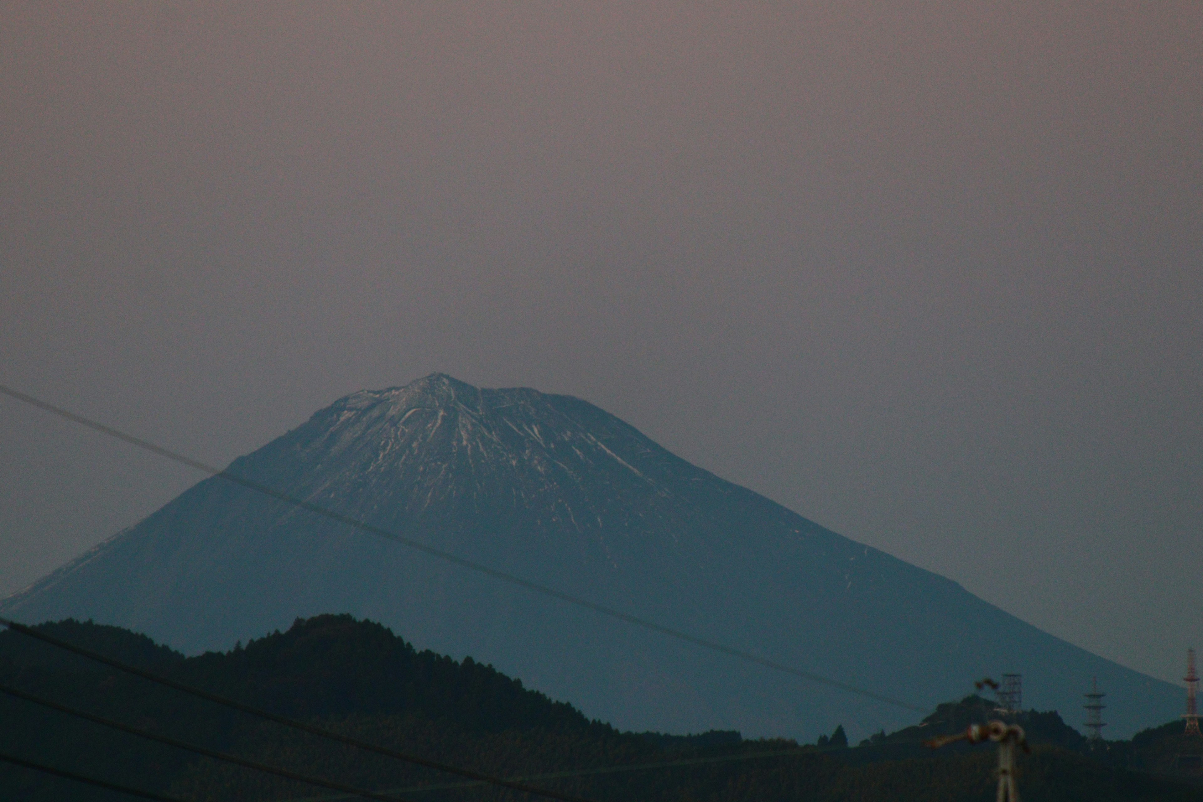 夕暮れ時の雪をかぶった山の風景