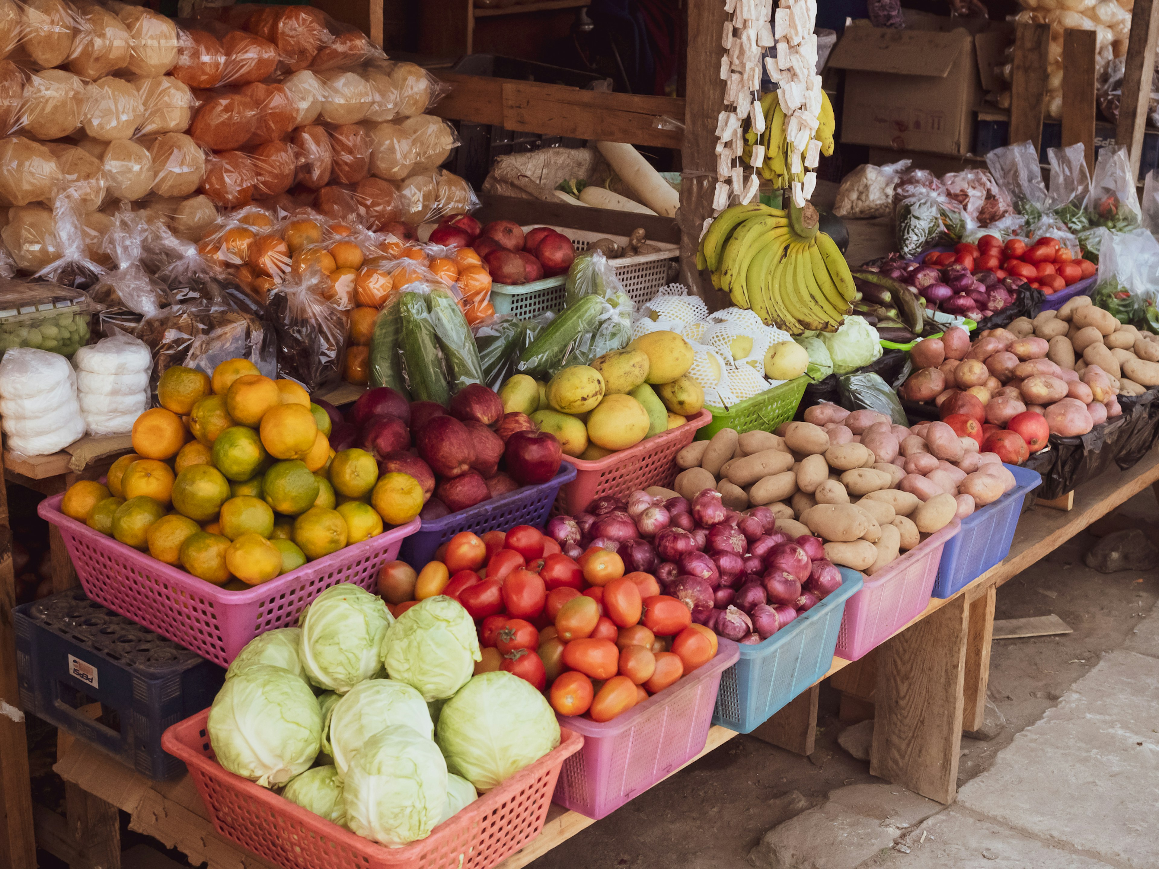 การจัดแสดงผลไม้และผักที่มีชีวิตชีวาในตลาดท้องถิ่น