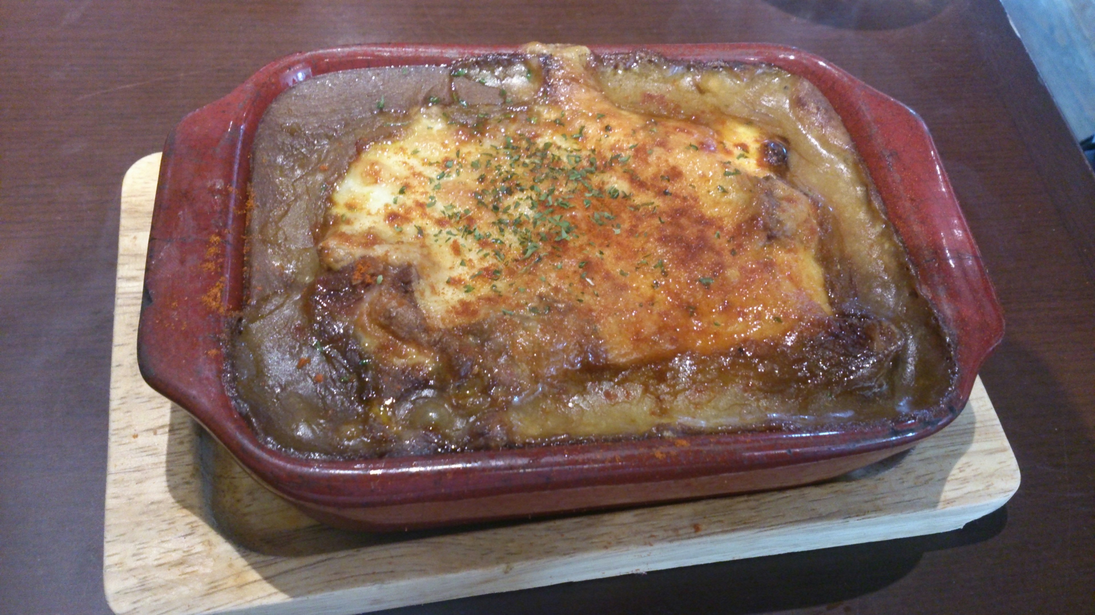 Plato de queso al horno servido en un recipiente caliente