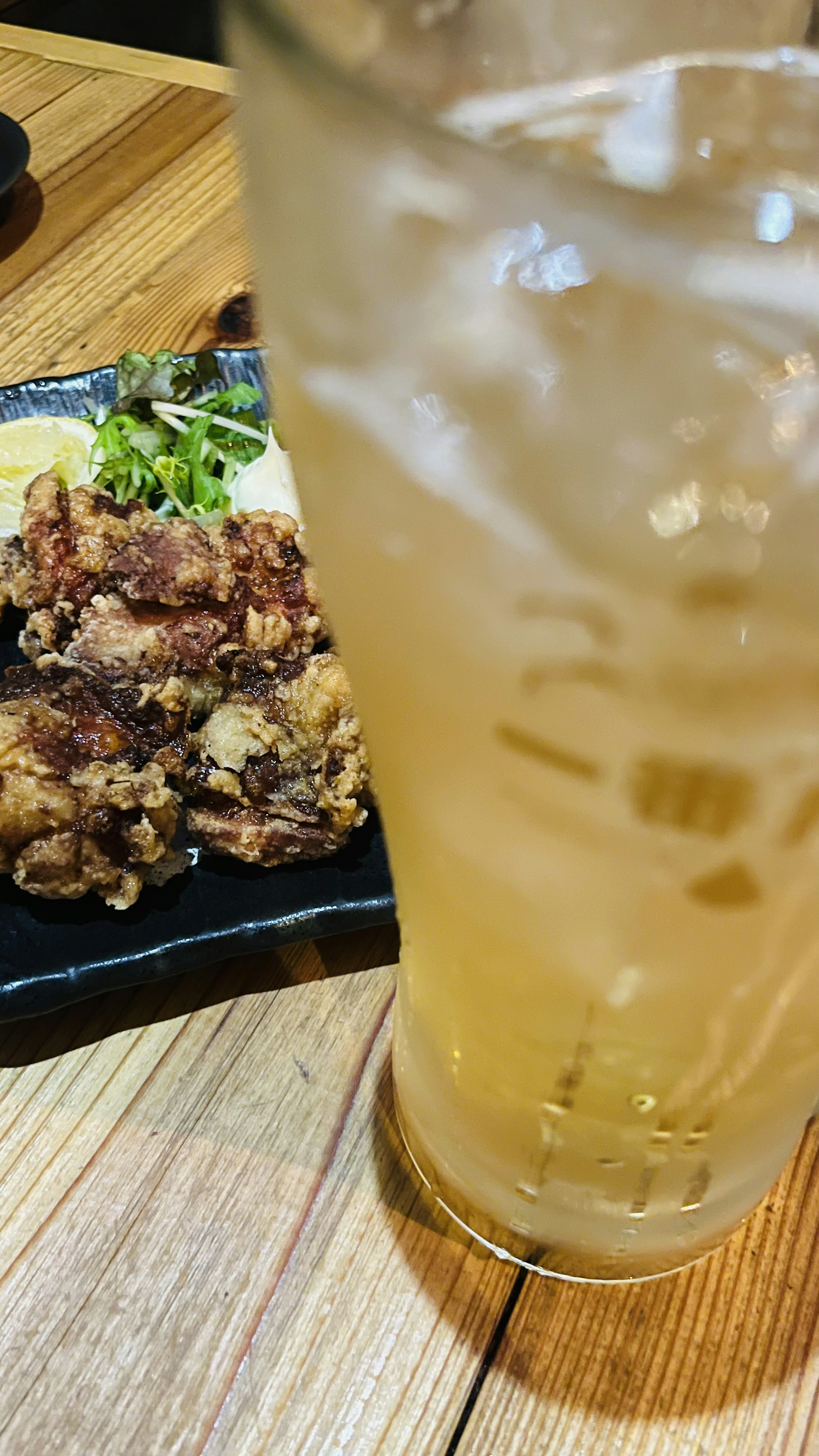 揚げ物と飲み物の近接写真 食べ物とドリンクの組み合わせ