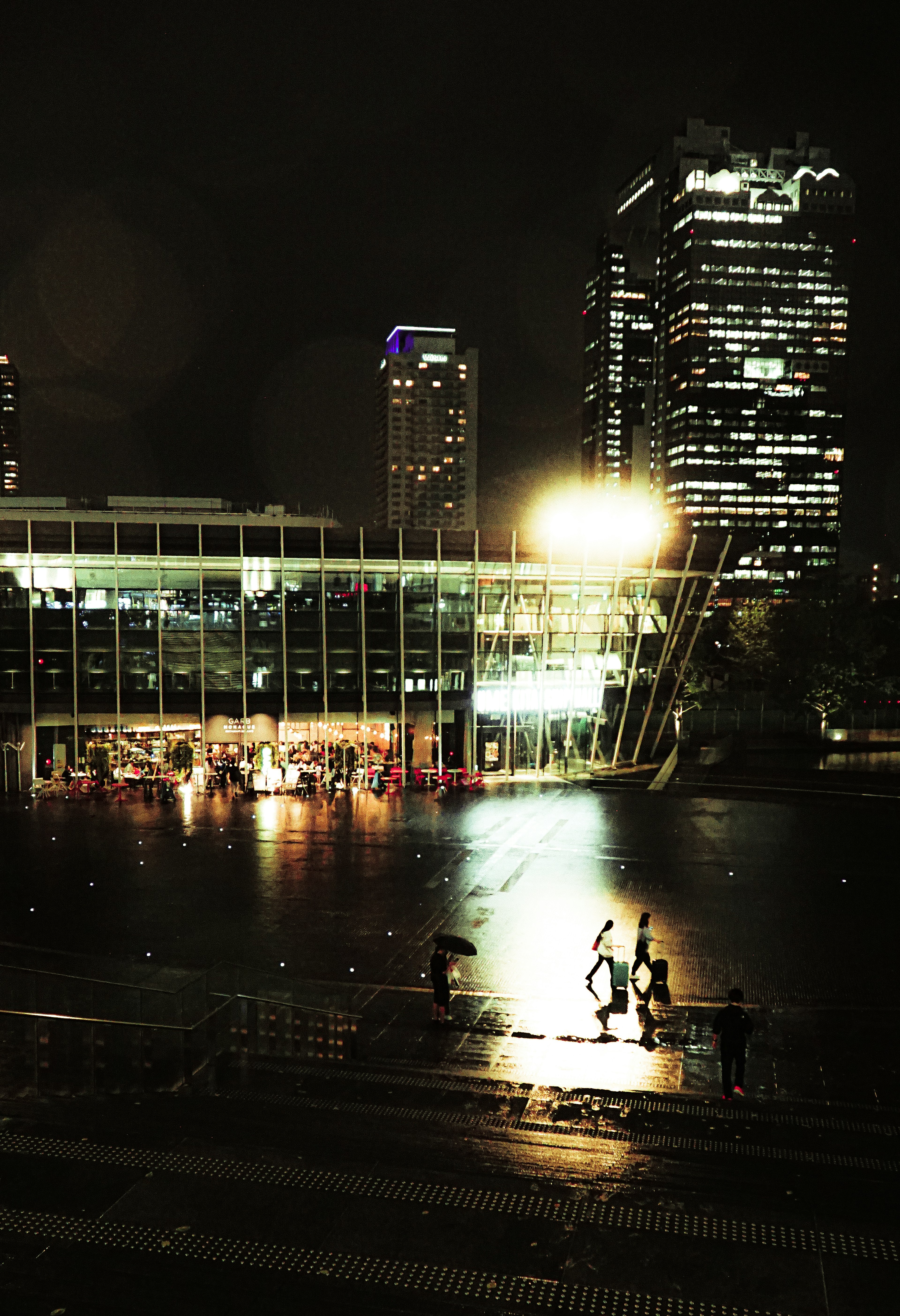 夜の都市の風景に照らされたモダンな建物と高層ビル