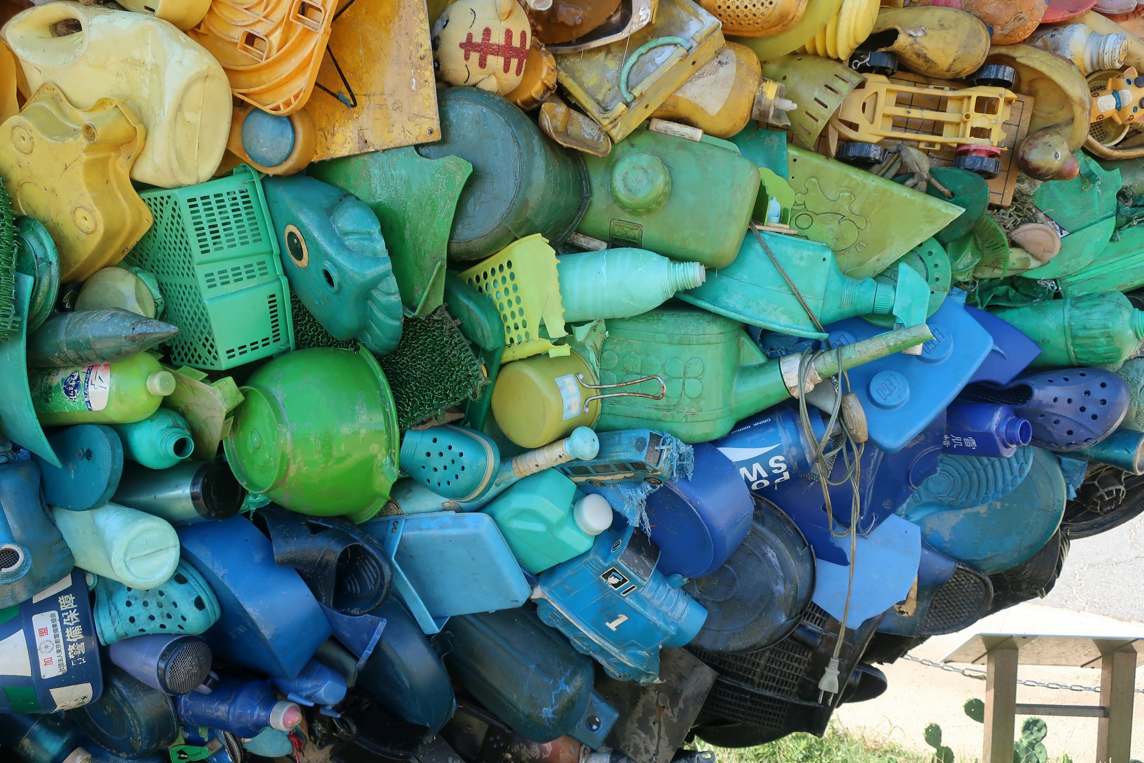 Un'esibizione artistica di oggetti in plastica colorati impilati insieme