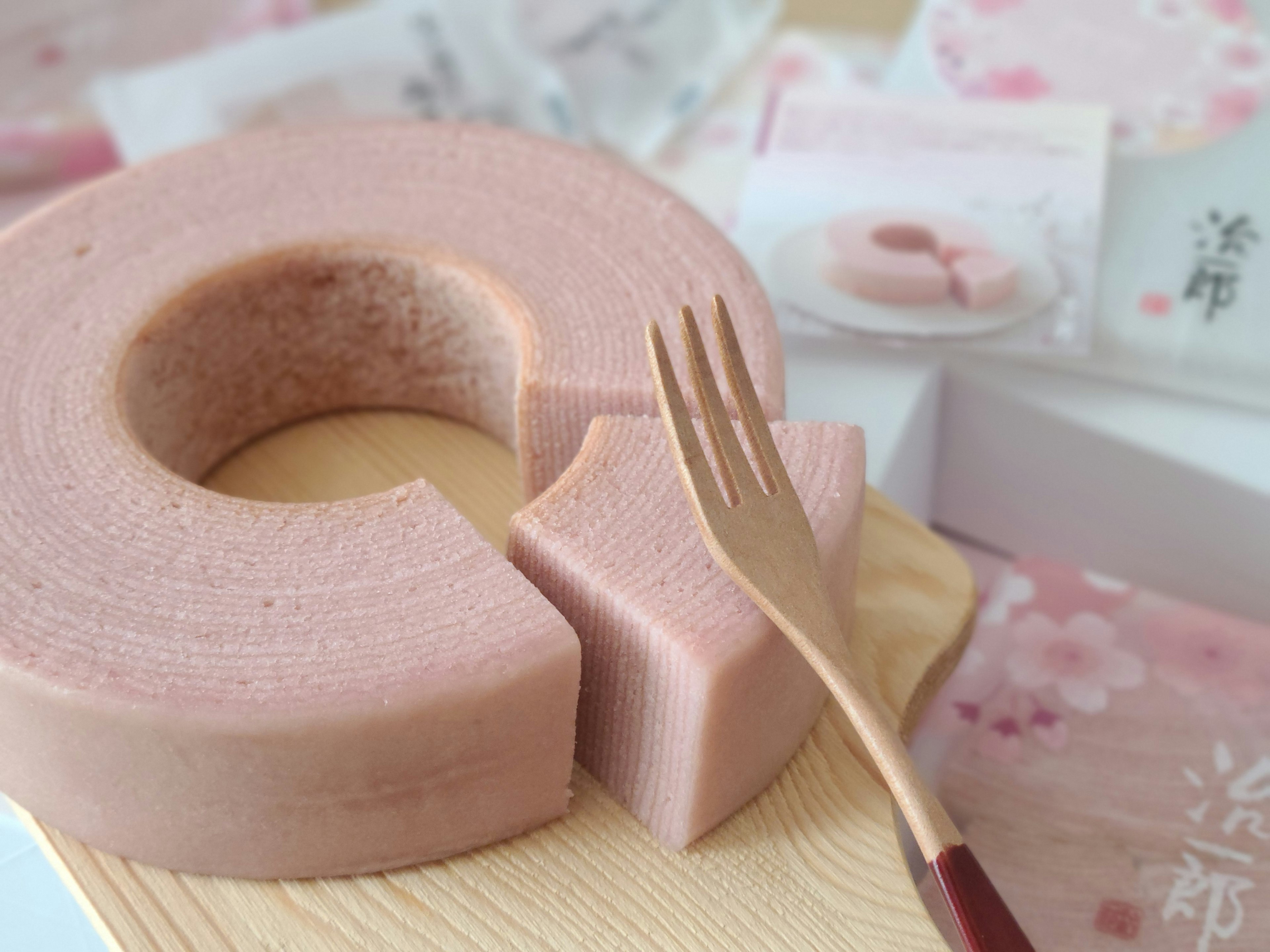 Photo de dessert magnifique avec un baumkuchen rose et une fourchette