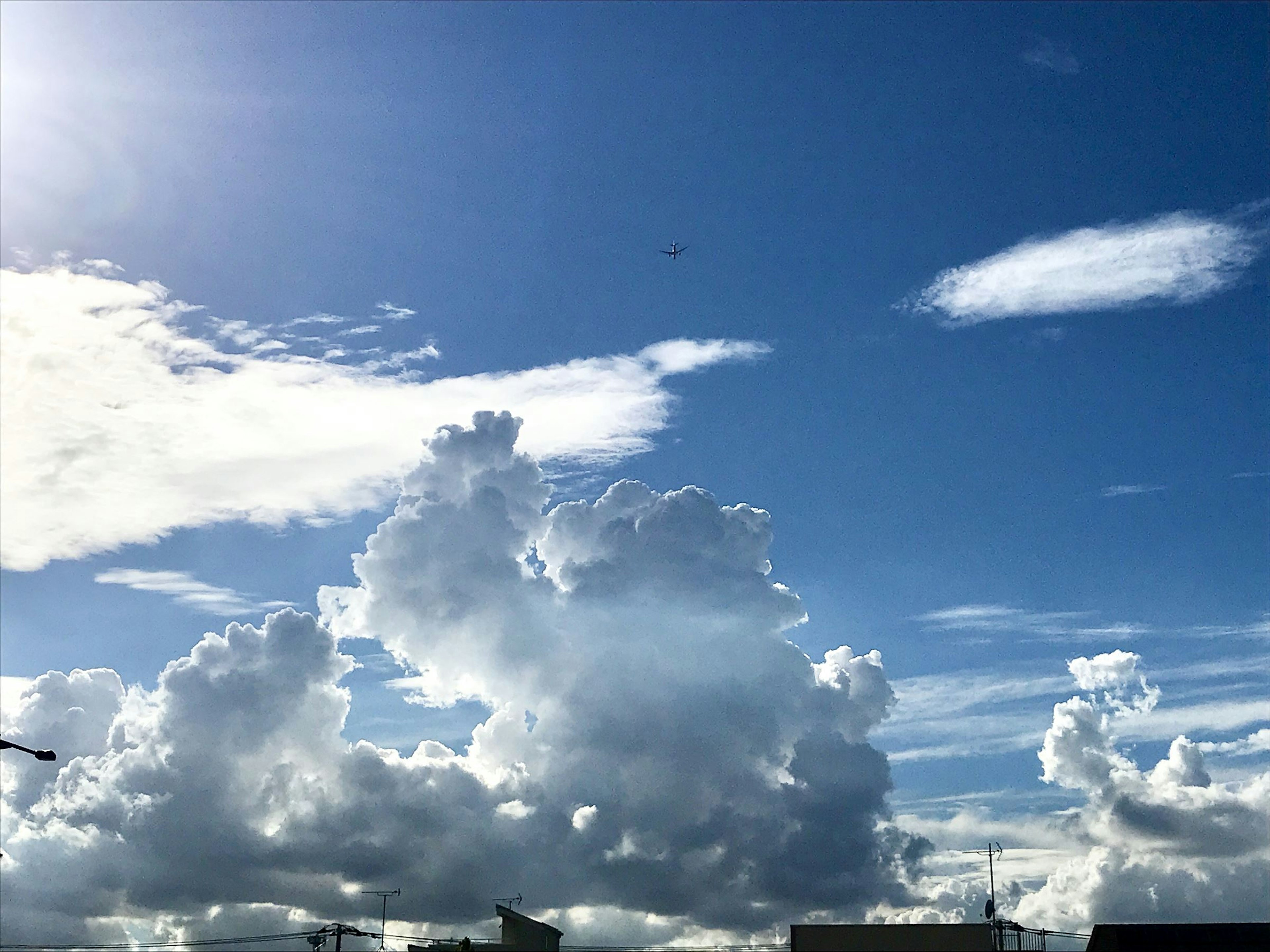 Una vista panoramica di nuvole bianche in un cielo blu con luce solare