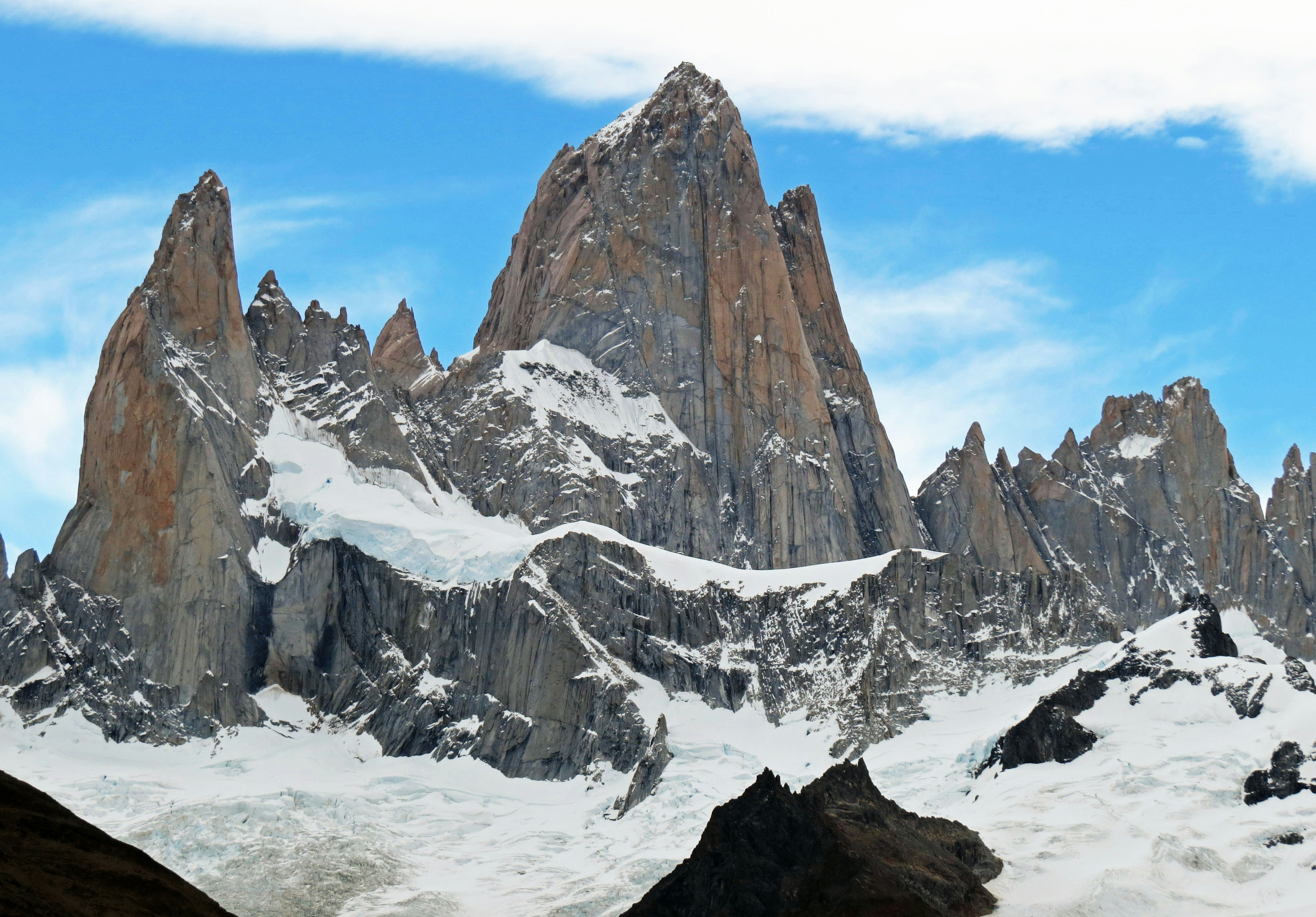 Gunung megah di Taman Nasional Torres del Paine Patagonia dengan langit biru