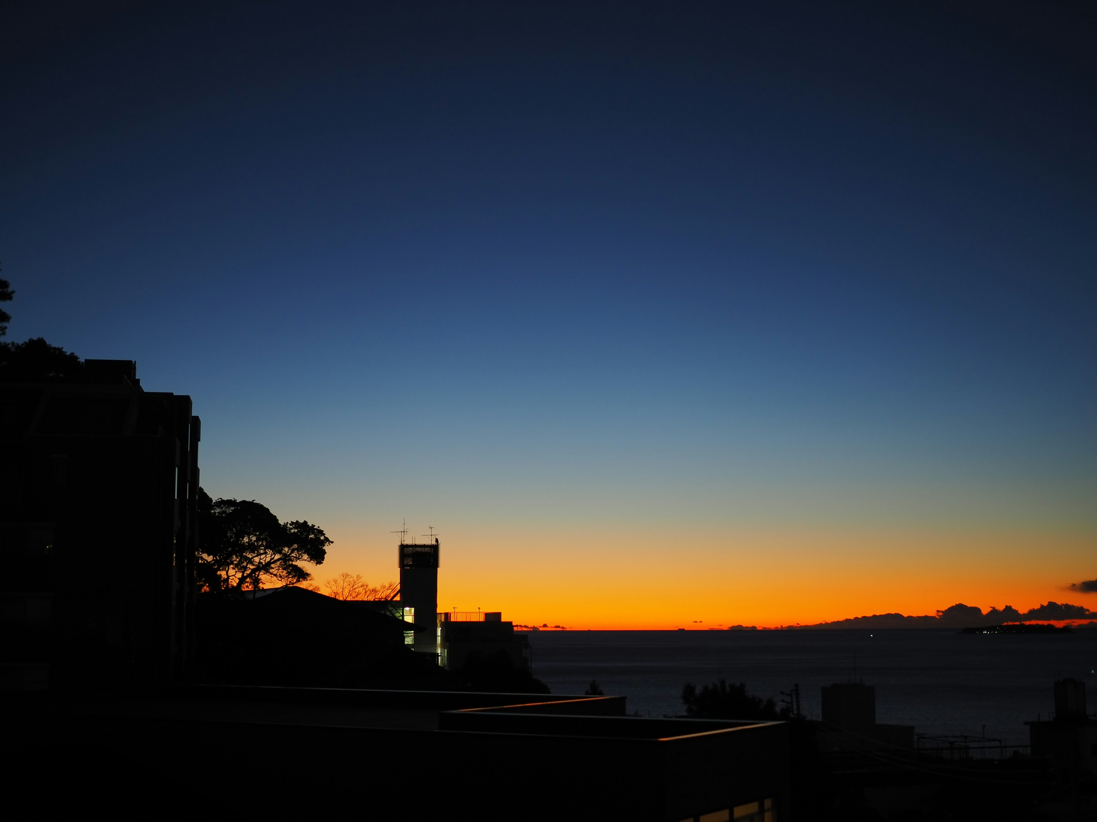 Langit senja yang indah dengan gedung siluet