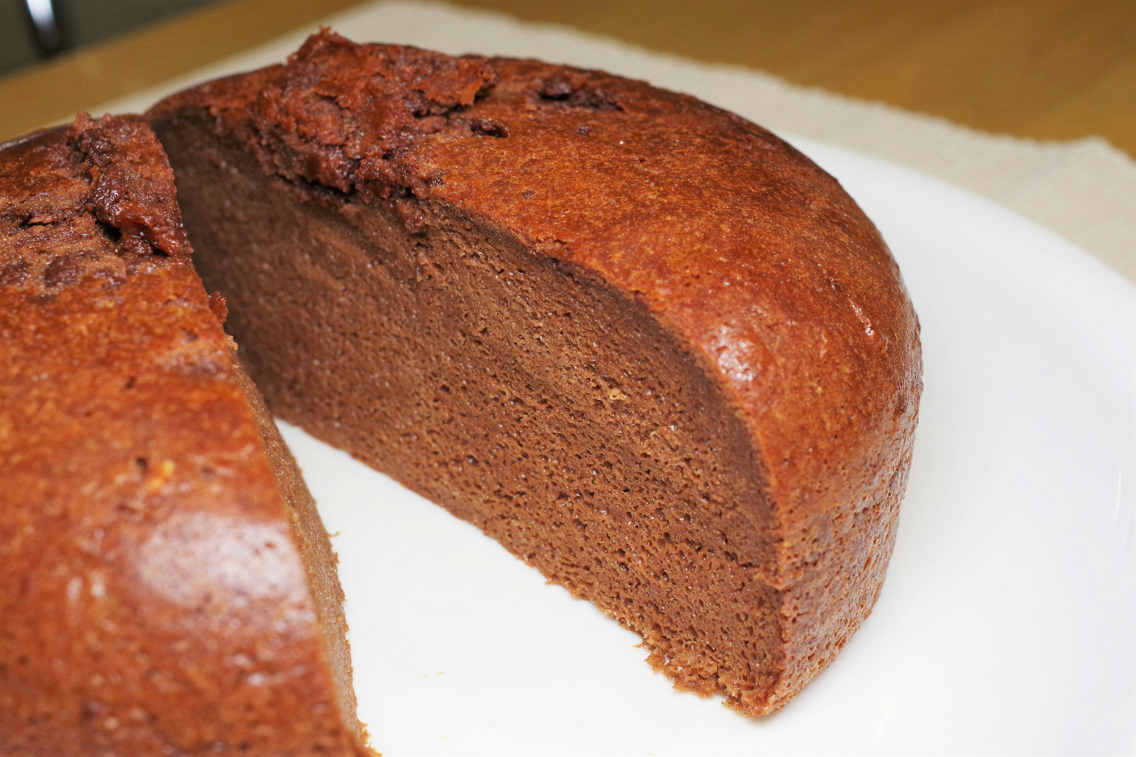 Rebanada de pastel de chocolate en un plato blanco