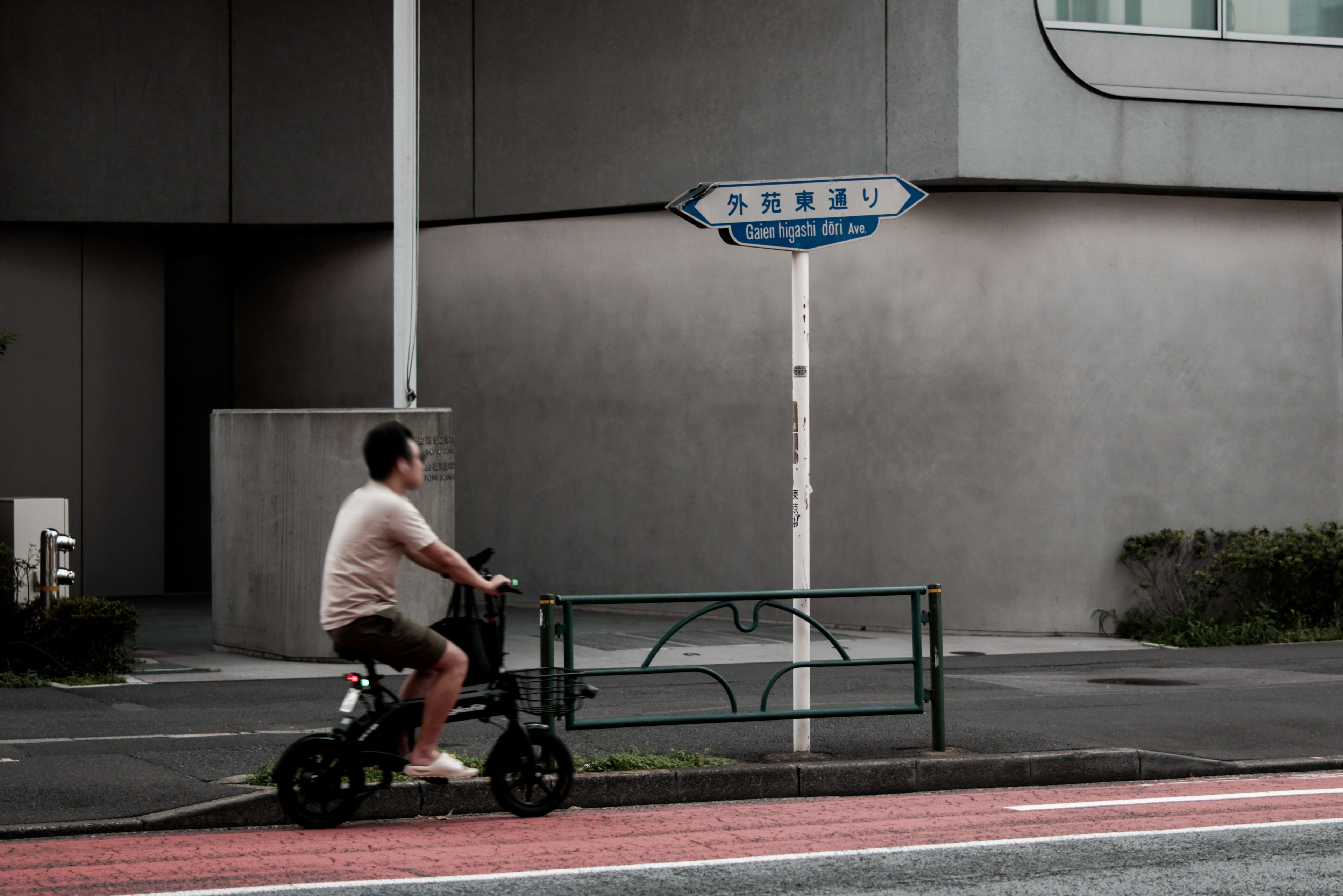 Un hombre montando una bicicleta pequeña en una esquina de la calle