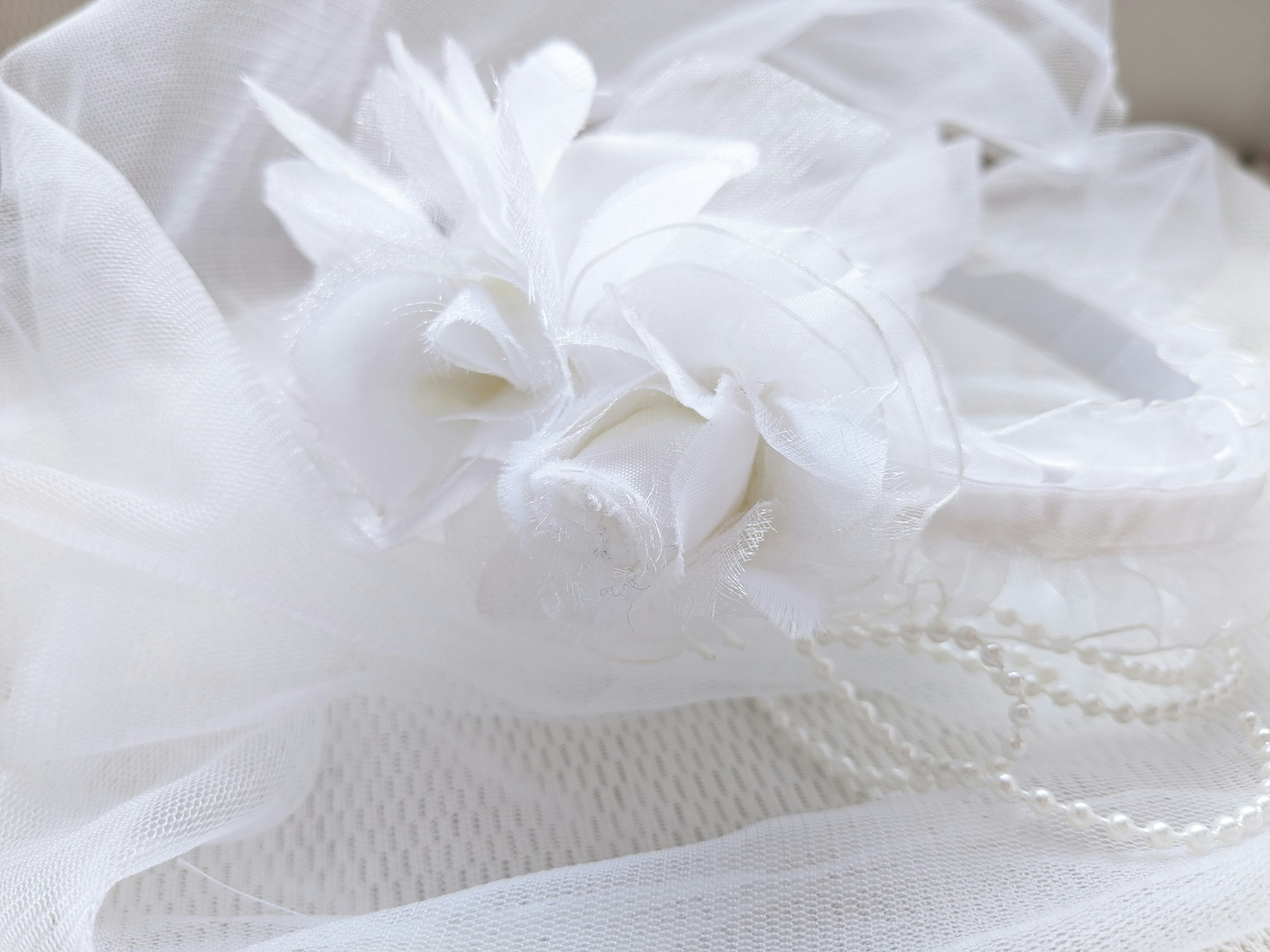 Accesorio de boda con flor blanca y detalles de perlas