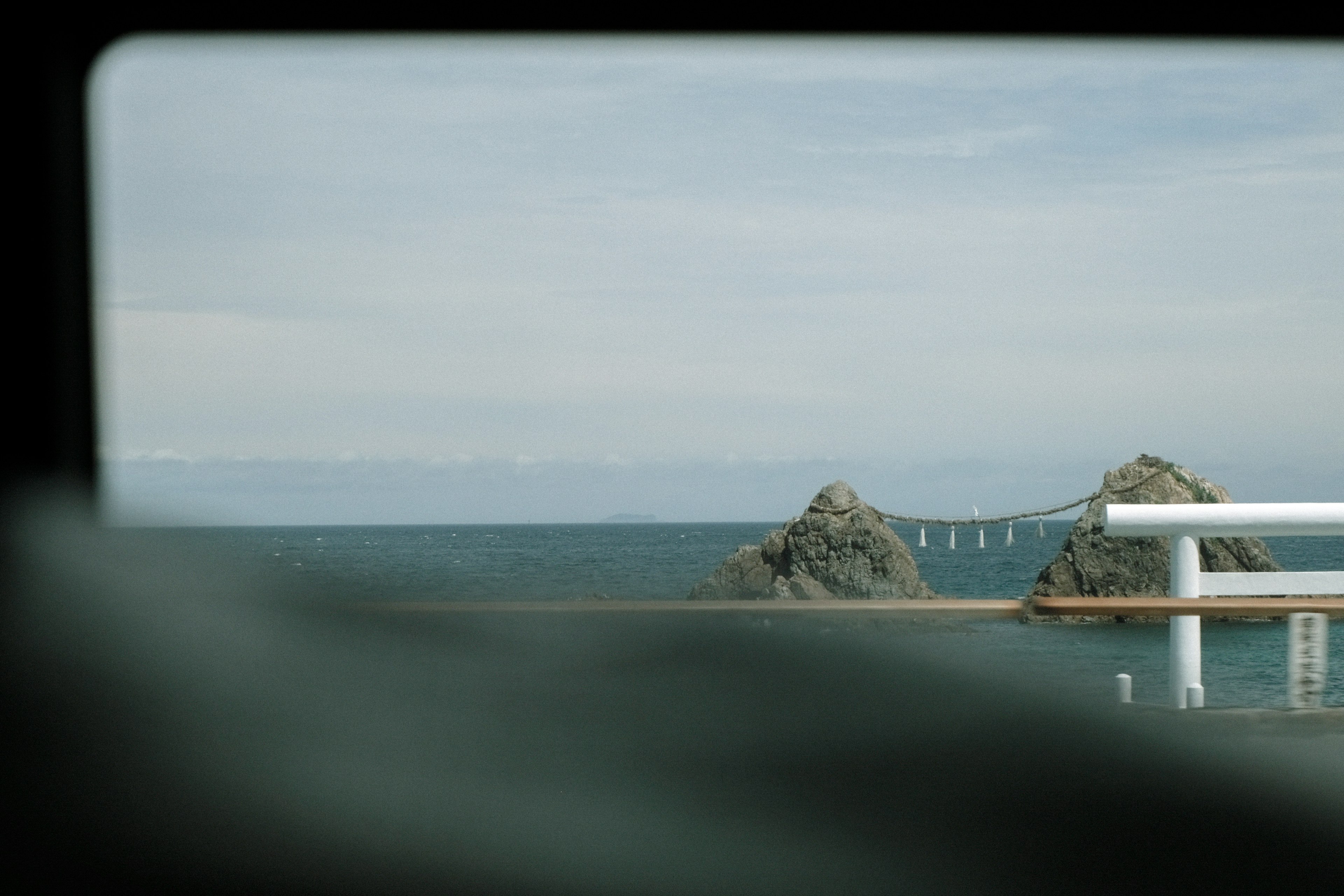 海を背景にした岩と橋が見える風景